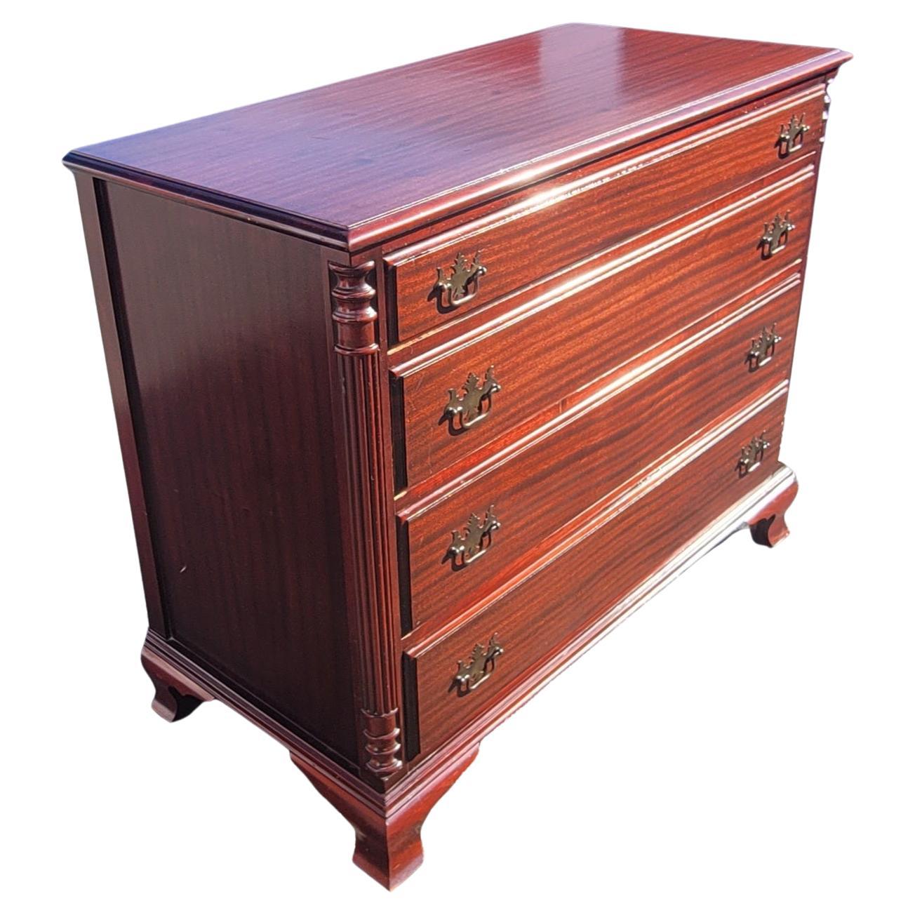 Cómoda de cuatro cajones de caoba Chippendale de principios de 1900