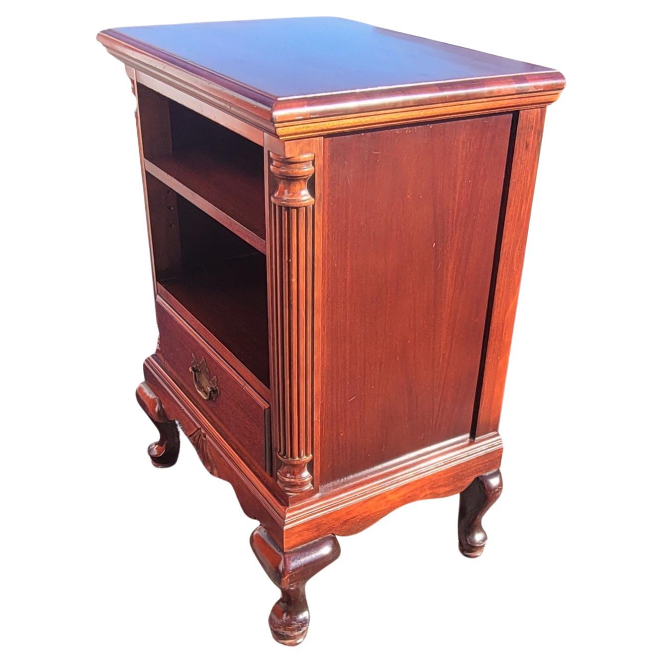 Early 1900's Chippendale Mahogany Tiered One-Drawer Bedside Table Nihghstand In Good Condition For Sale In Germantown, MD