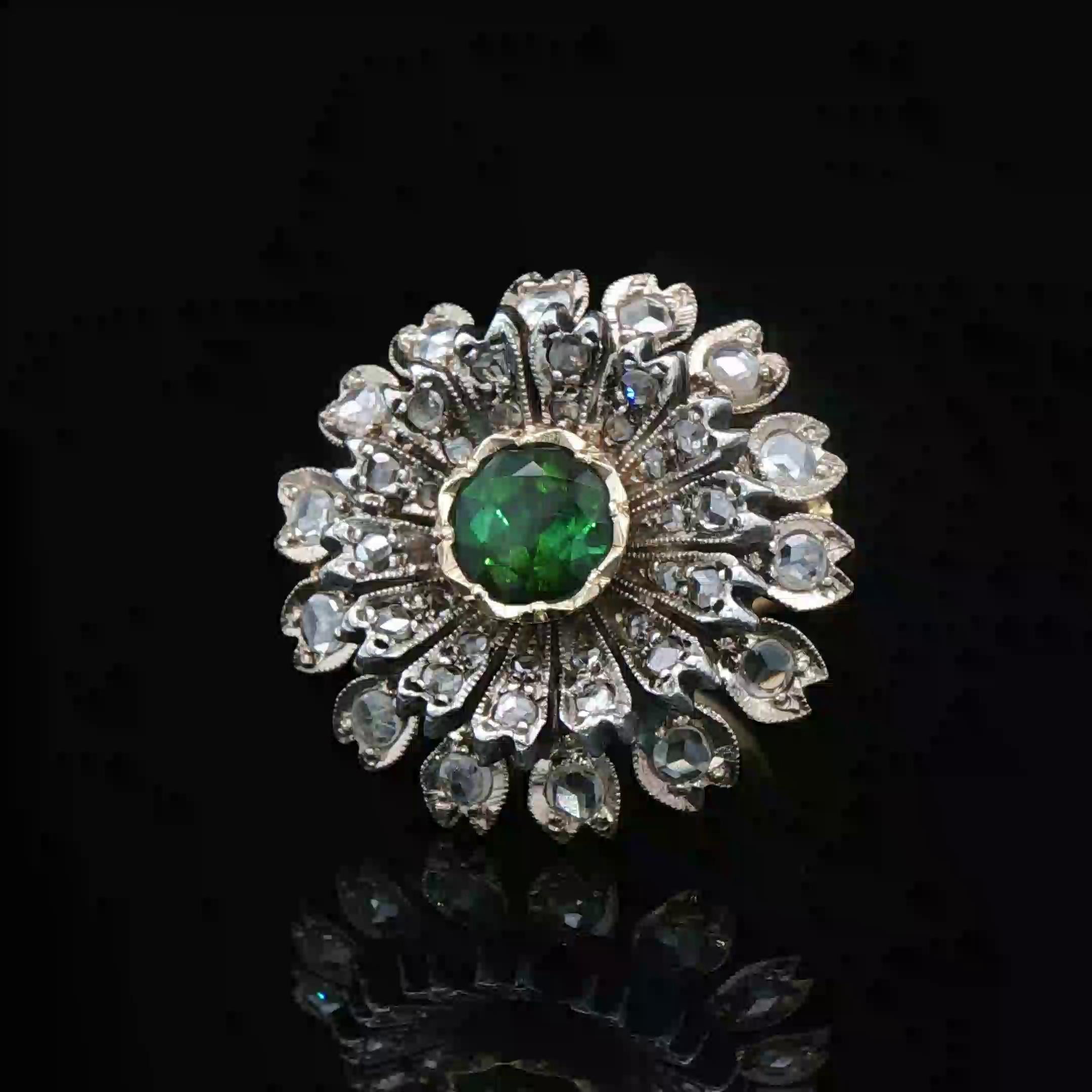 Per quanto ne sappiamo (e dopo aver mostrato l'anello ad alcuni esperti di antiquariato), questo anello è stato probabilmente realizzato in Russia intorno all'inizio del secolo scorso. Vanta una splendida tsavorite rotonda di 6,5 mm circondata da