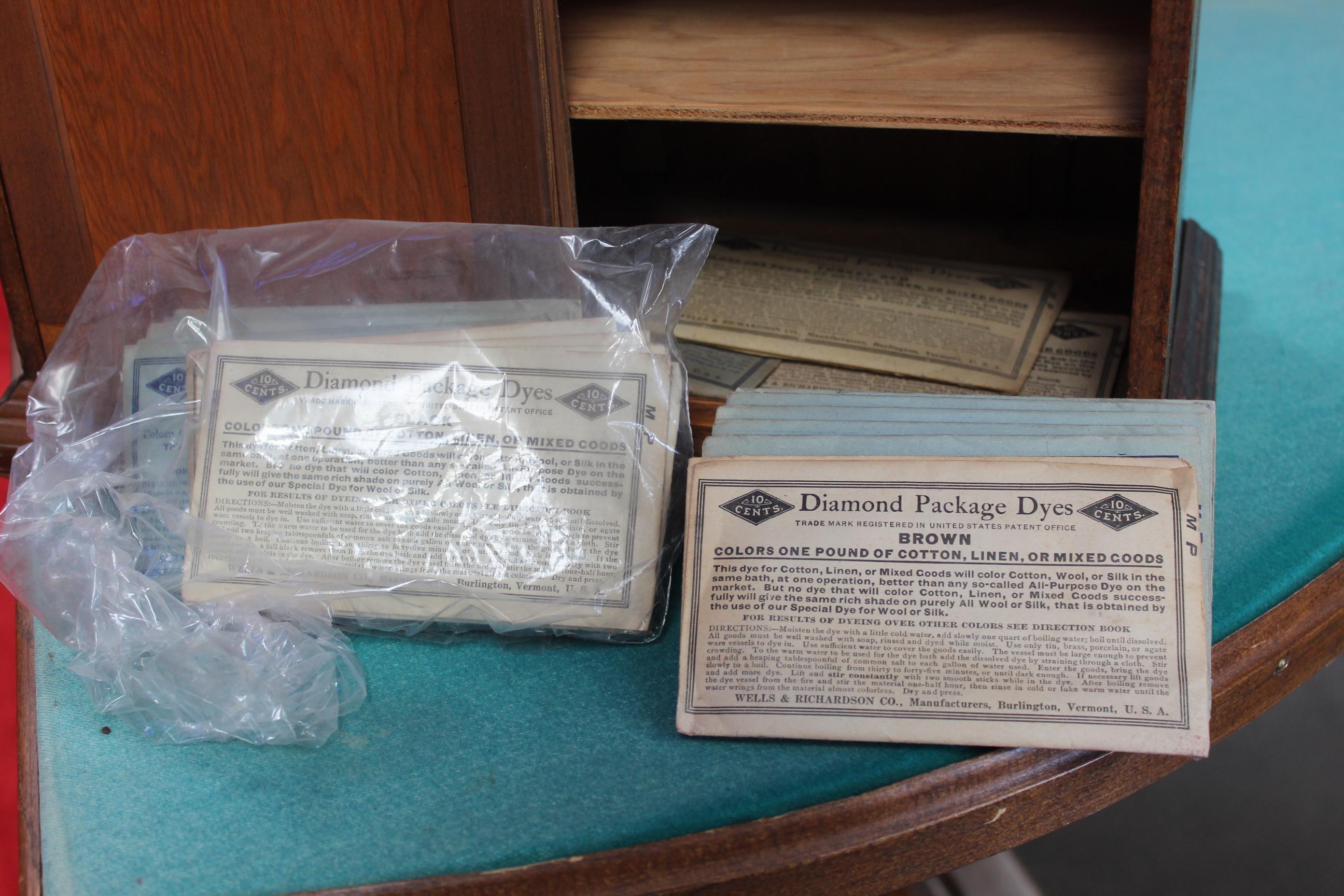 Early 1900s Diamond Dyes 'Baby' Lithograph Display Cabinet For Sale 4