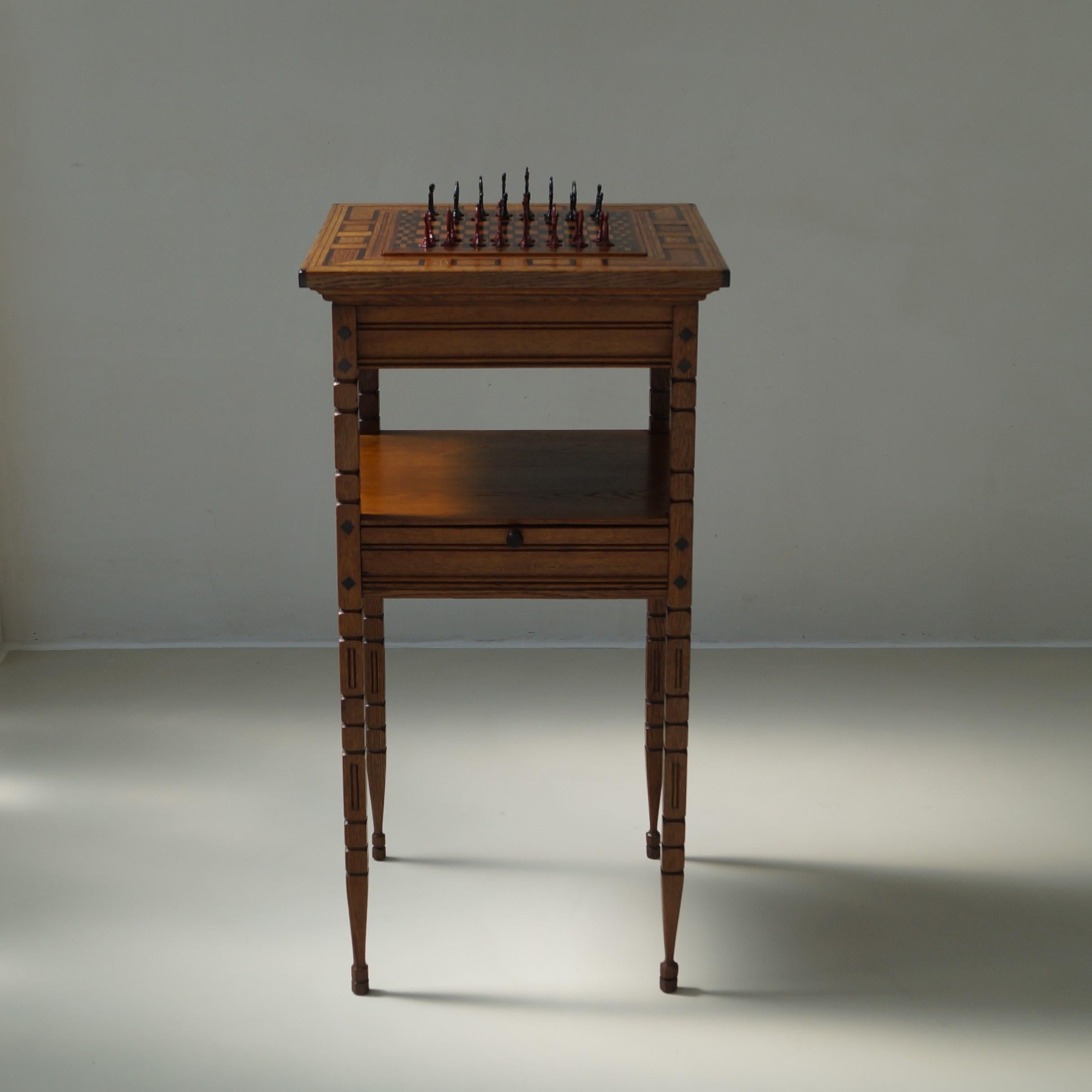 Eine stilvolle 'Nieuwe Kunst' (niederländische Version des Jugendstils)  hölzerner Chesstable aus der Zeit um 1905 in ausgezeichnetem, restauriertem Zustand. Es ist ein elegantes Stück mit tollen Details in verschiedenen Holzeinlagen