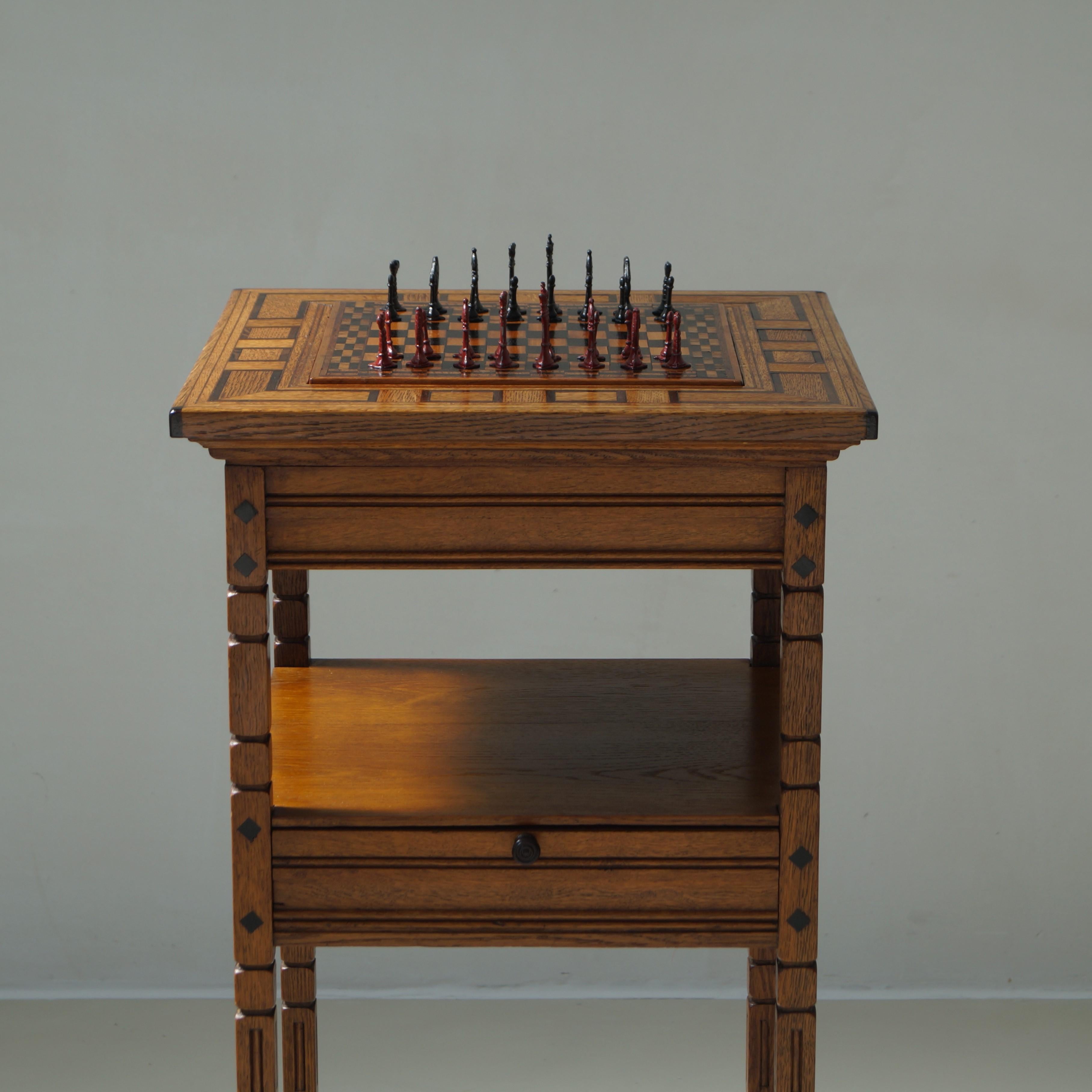 Niederländischer 'Nieuwe Kunst'-Schachtisch, Satz von 33 Stück, Anfang 1900 (Art nouveau)