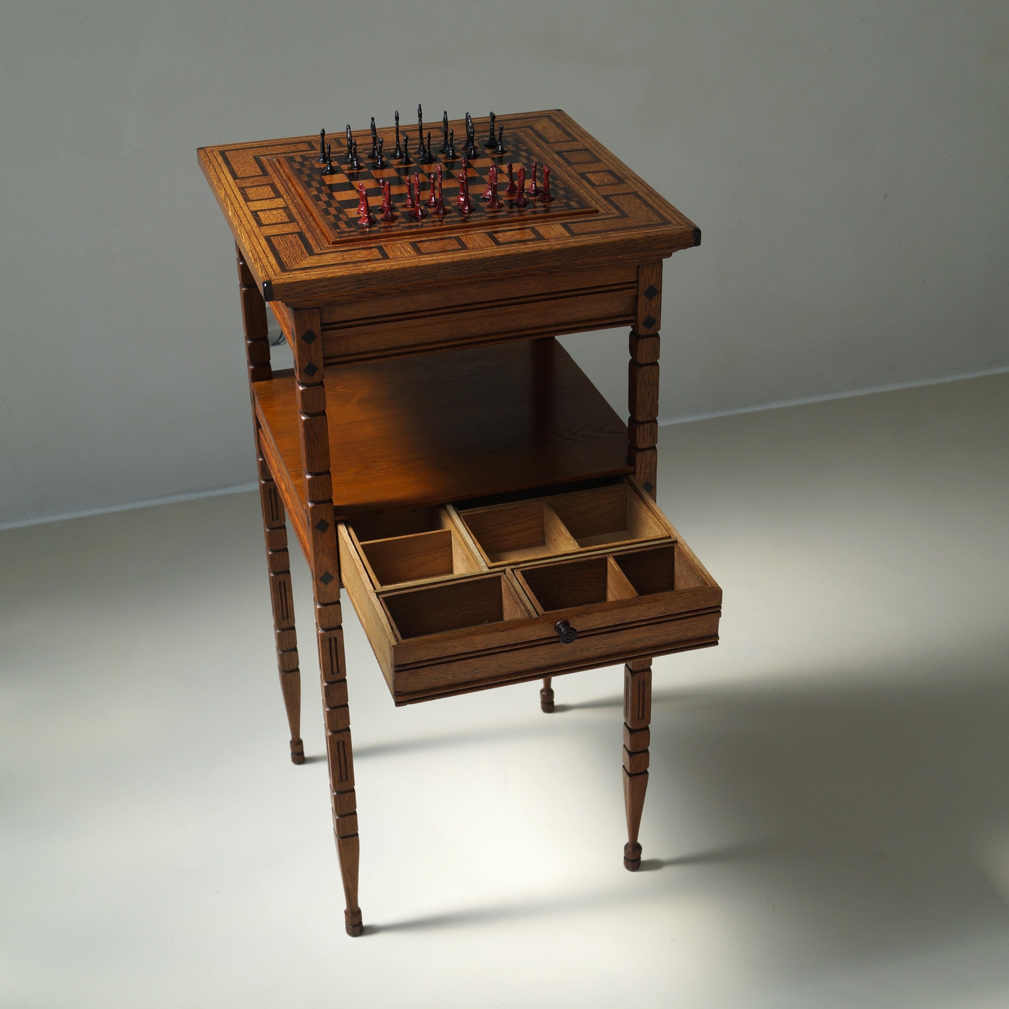 Niederländischer 'Nieuwe Kunst'-Schachtisch, Satz von 33 Stück, Anfang 1900 im Zustand „Gut“ in EVERDINGEN, NL
