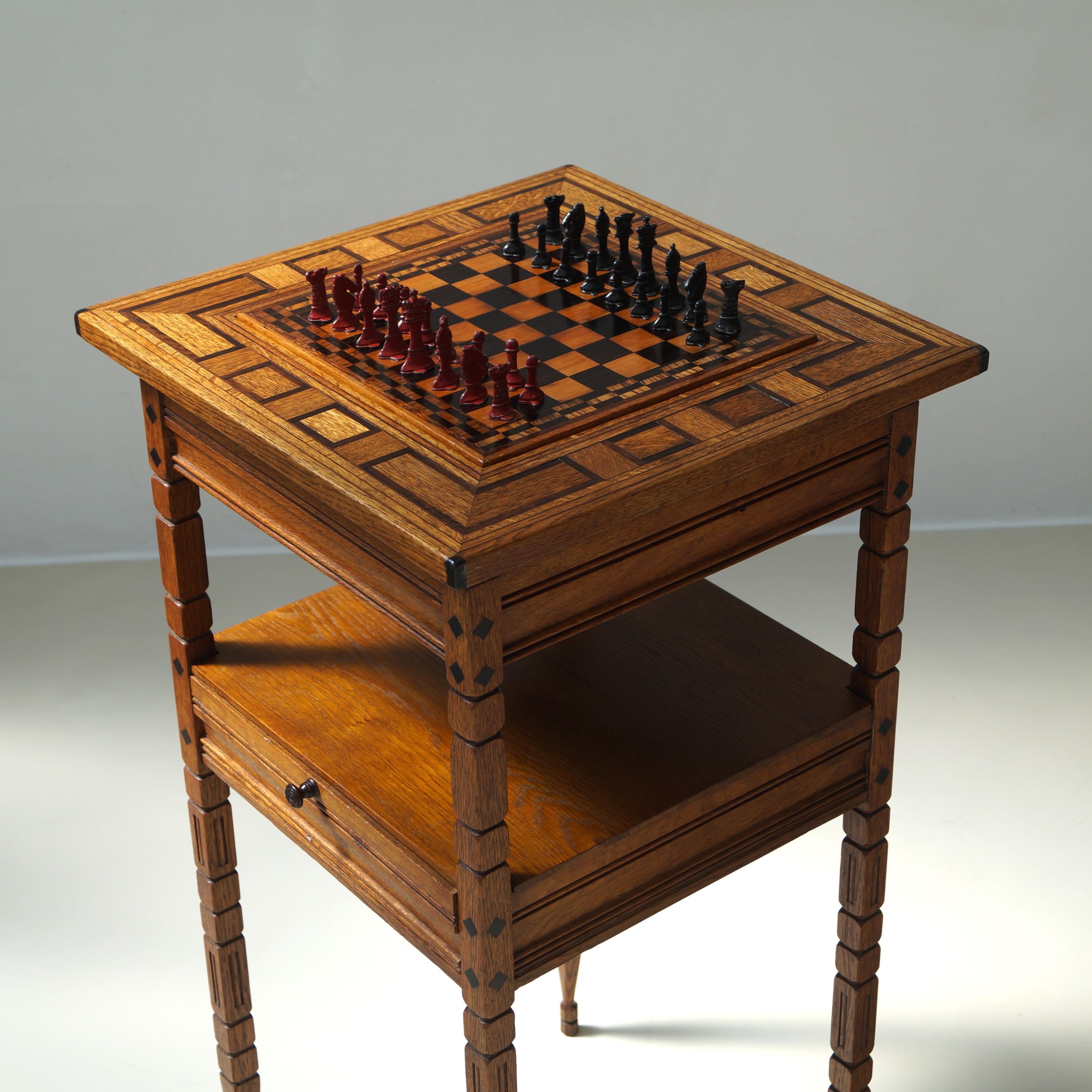 Niederländischer 'Nieuwe Kunst'-Schachtisch, Satz von 33 Stück, Anfang 1900 (Frühes 20. Jahrhundert)