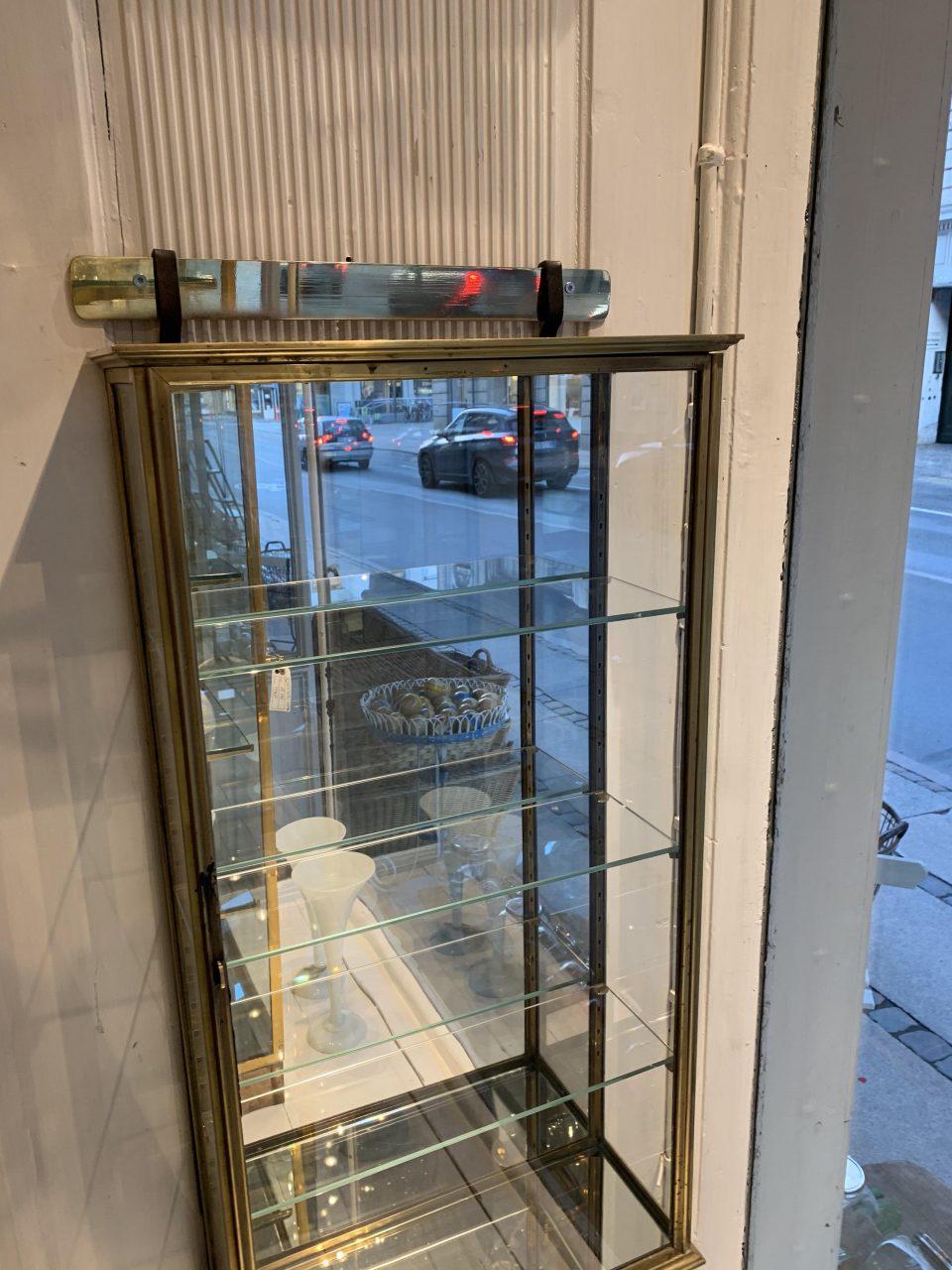 Elegant and presentable vintage brass display cabinet /vitrine, from circa 1910s-1920s France. 3 glass adjustable shelves and original mirrored cladding. This showcase was originally boutique inventory, and is in super condition.

The cabinet can