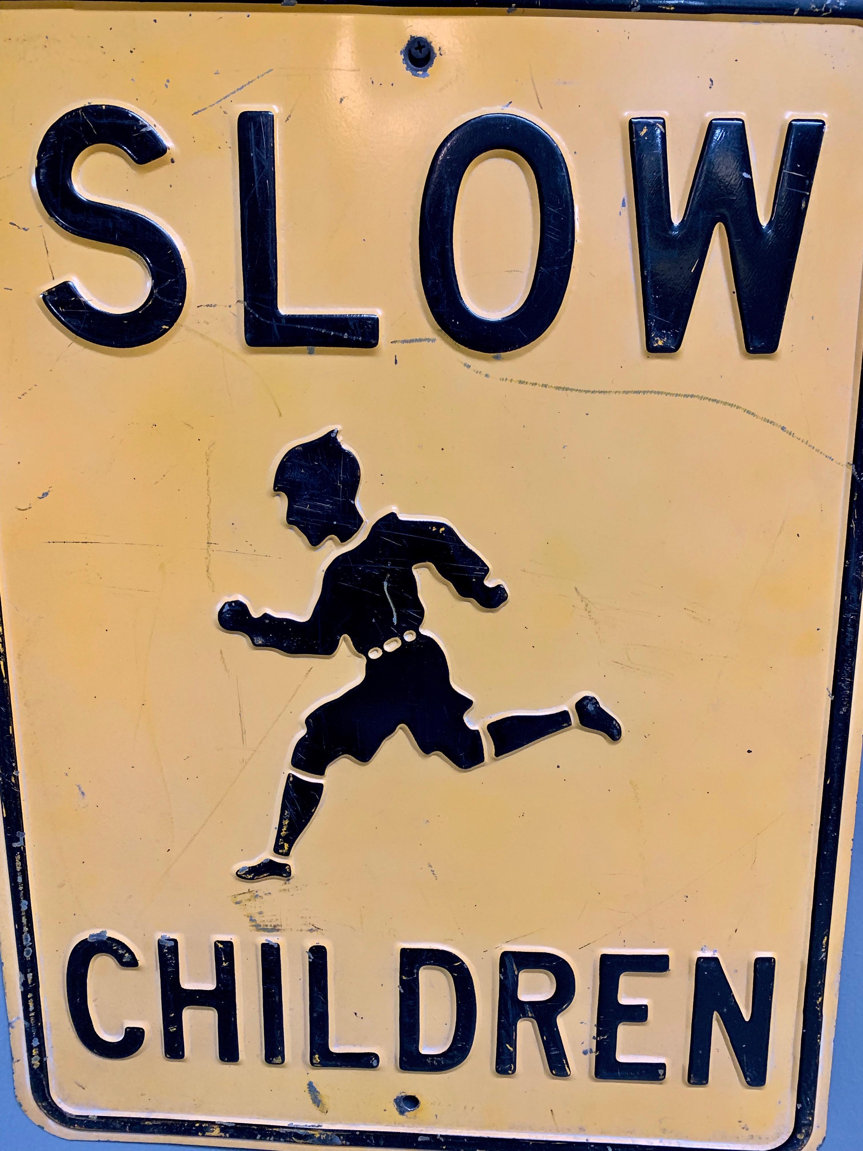 Geprägtes „Slow Children“-Schild aus den frühen 1900er Jahren (20. Jahrhundert) im Angebot