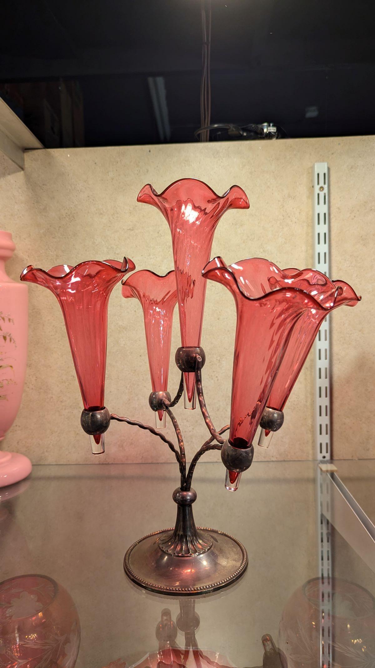 Englisch Art Deco Silberblech Epergne Halter mit fünf Cranberry Glas Hörner, sehr süß Mittelstück, jedes Glas Seite Horn ist 4 