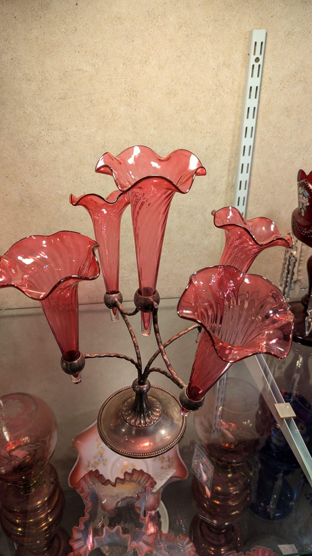 Frühe 1900er Jahre Englisch Silberplatte Cranberry Epergne im Zustand „Gut“ im Angebot in Pueblo, CO