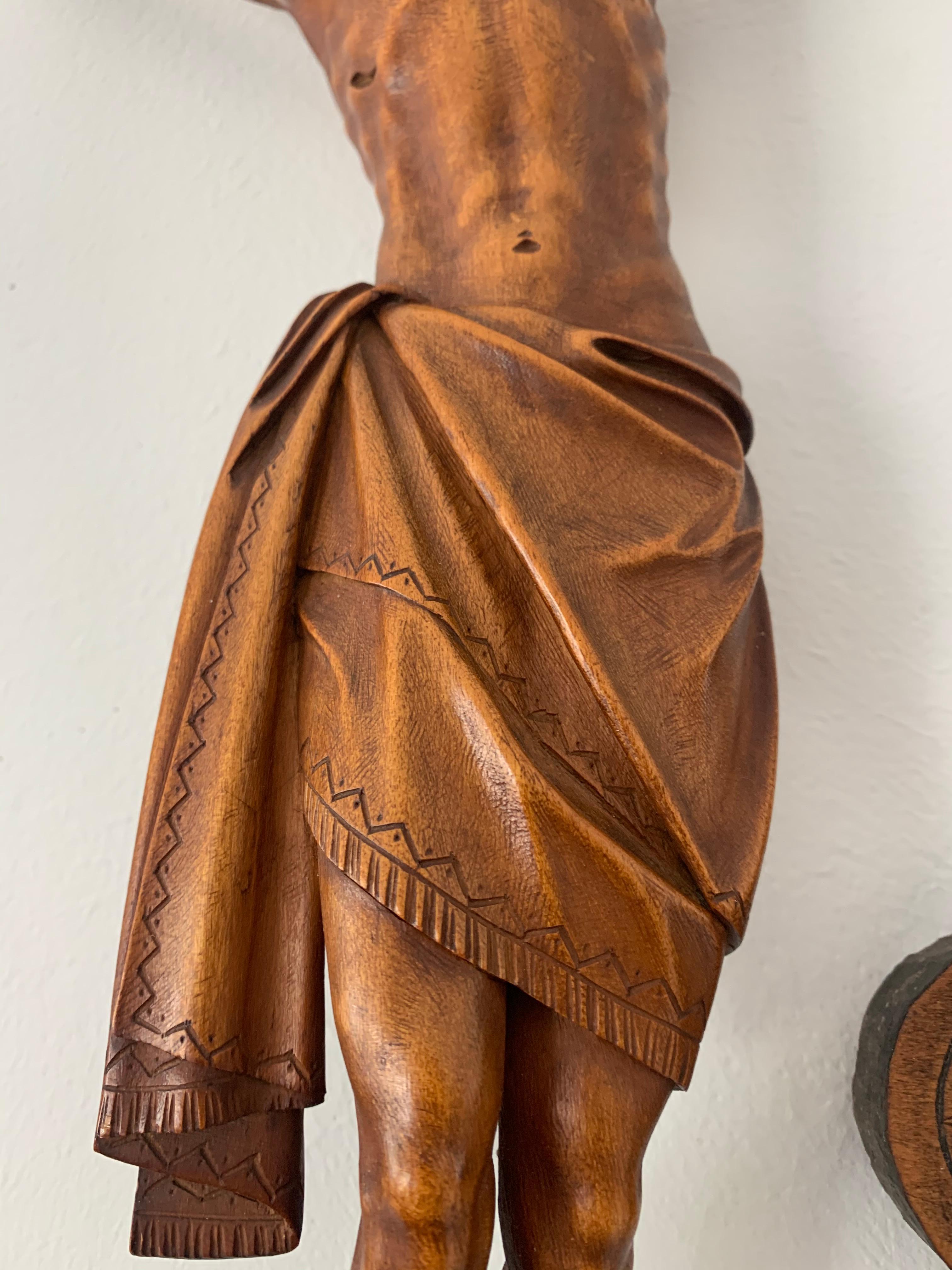 Early 1900s Finest Handcarved Wood Corpus of Christ Sculpture for Wall Mounting In Good Condition In Lisse, NL