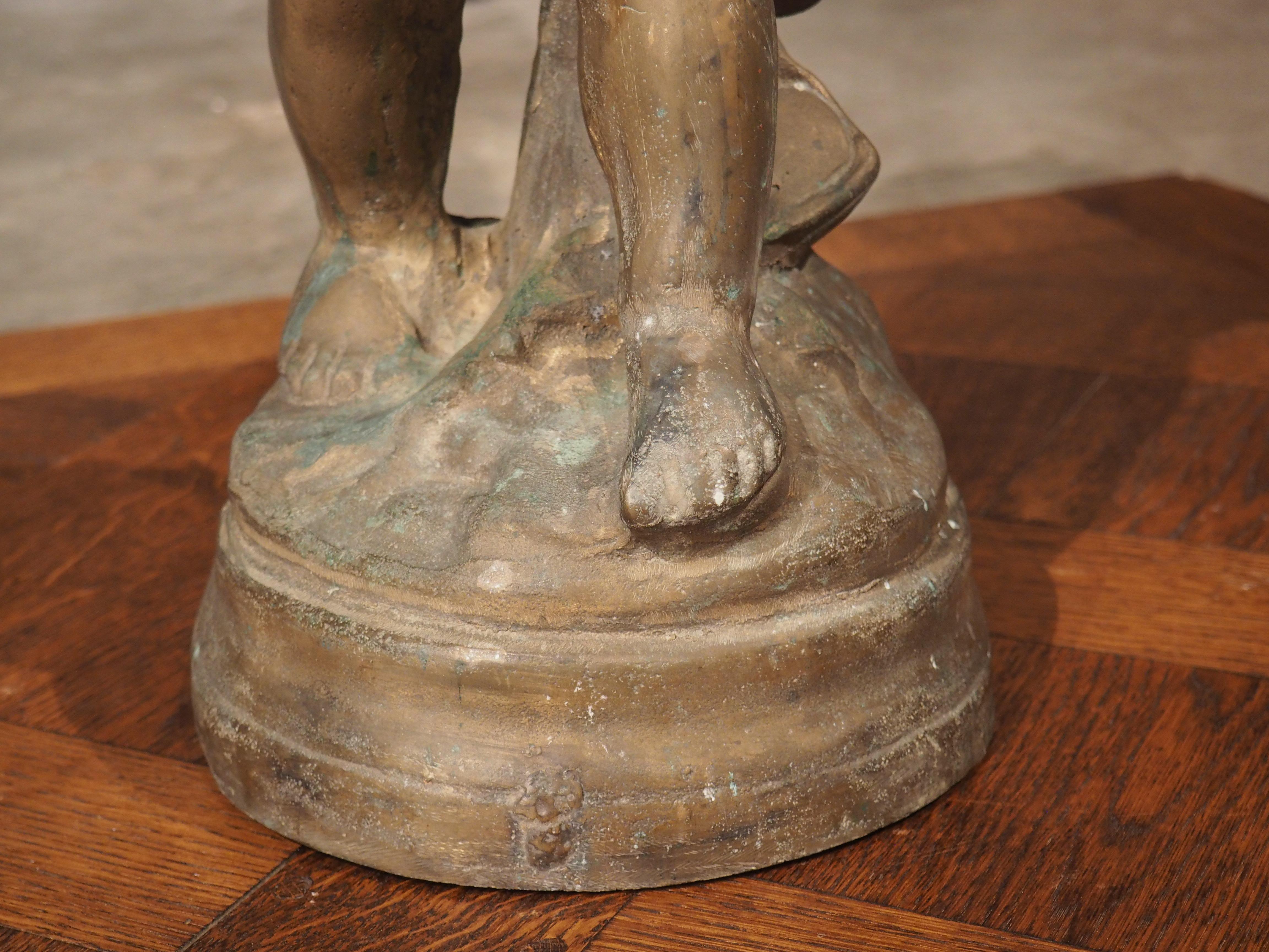 Coulée au début des années 1900 en France, cette captivante statue en bronze présente une riche patine avec un mélange envoûtant de turquoise, d'or et de gris, ce qui lui confère une allure unique et intemporelle. Reposant sur une base circulaire