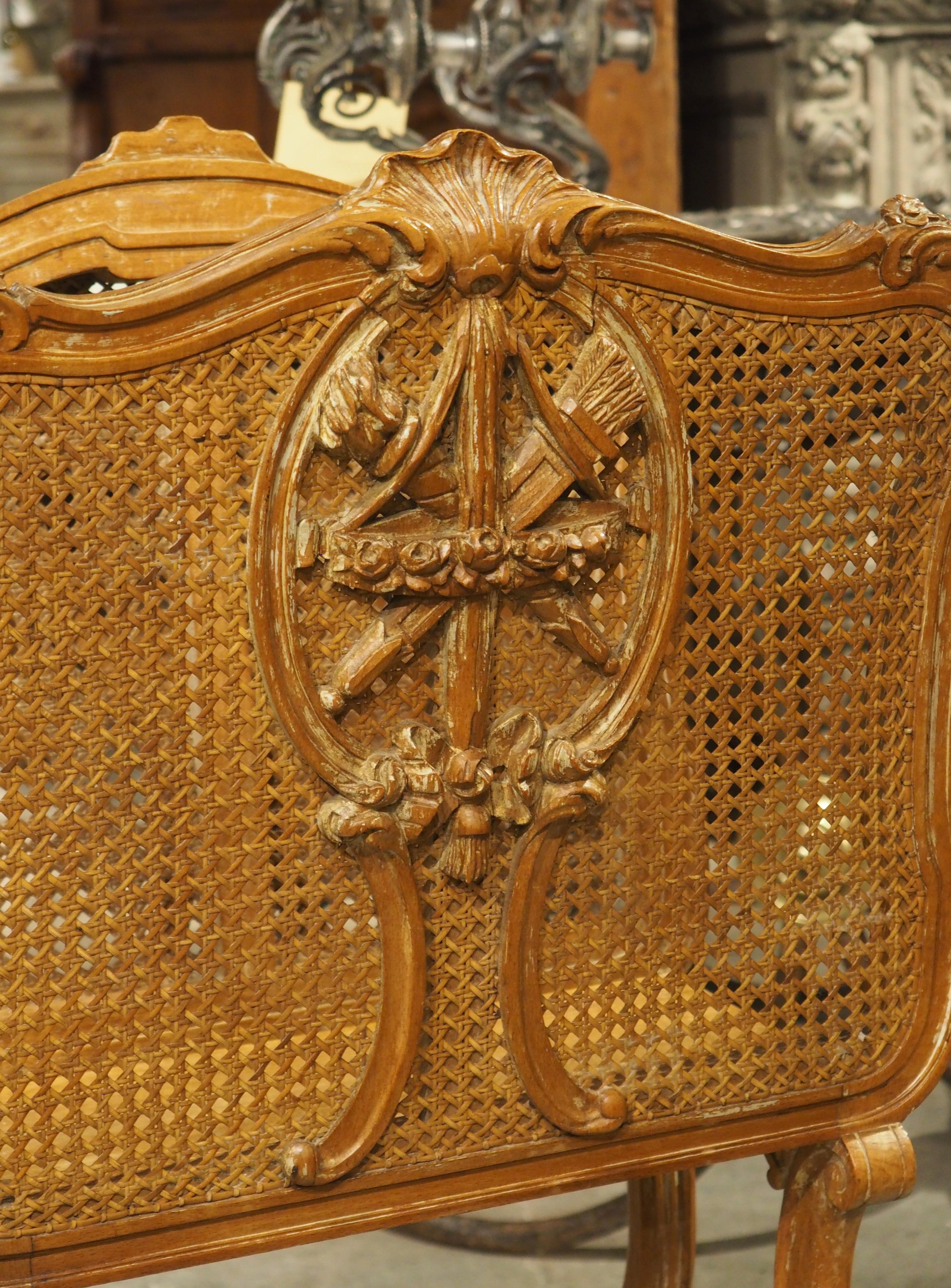 Plus d'informations bientôt...

Datant du début des années 1900, ce porte-revues a été sculpté à la main dans le style Louis XVI.  Les côtés cannelés sont surmontés d'un trophée représentant un carquois de flèches croisées et une torche, reliés par
