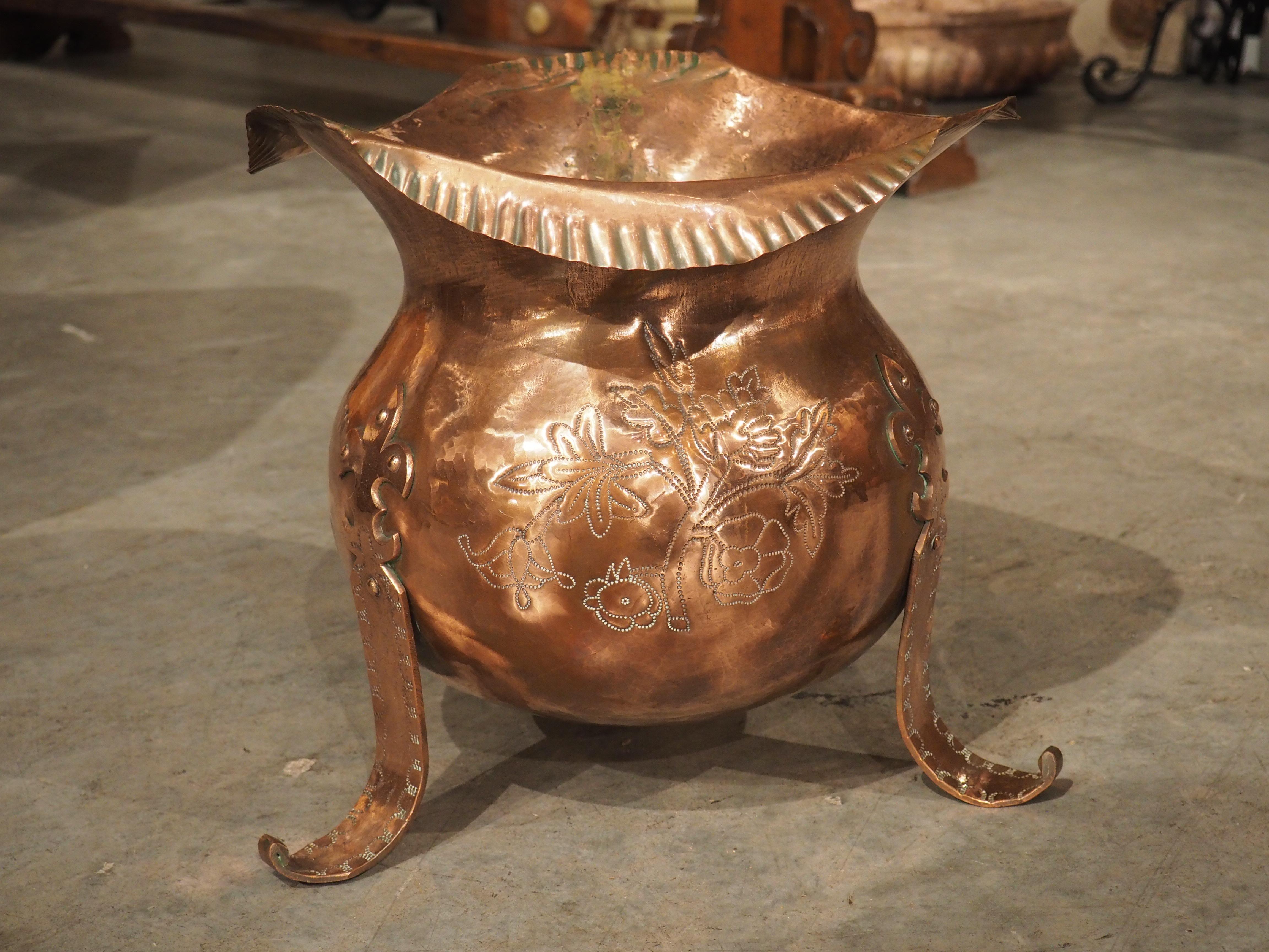 Hammered Early 1900s French Copper Cachepot Jardiniere with Scalloped Rim For Sale