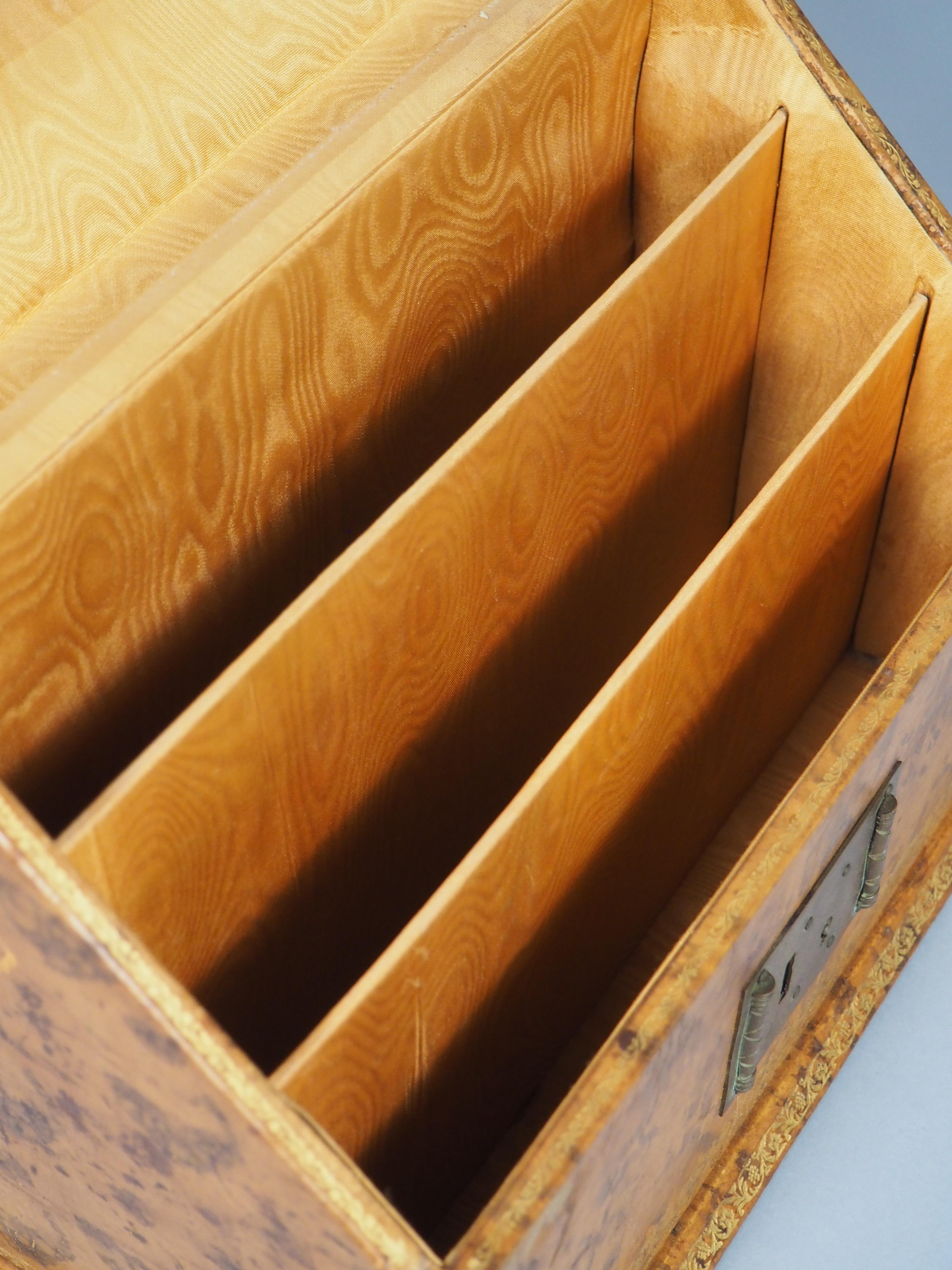 Cassetta delle lettere in pelle goffrata francese dei primi del '900 in vendita 3