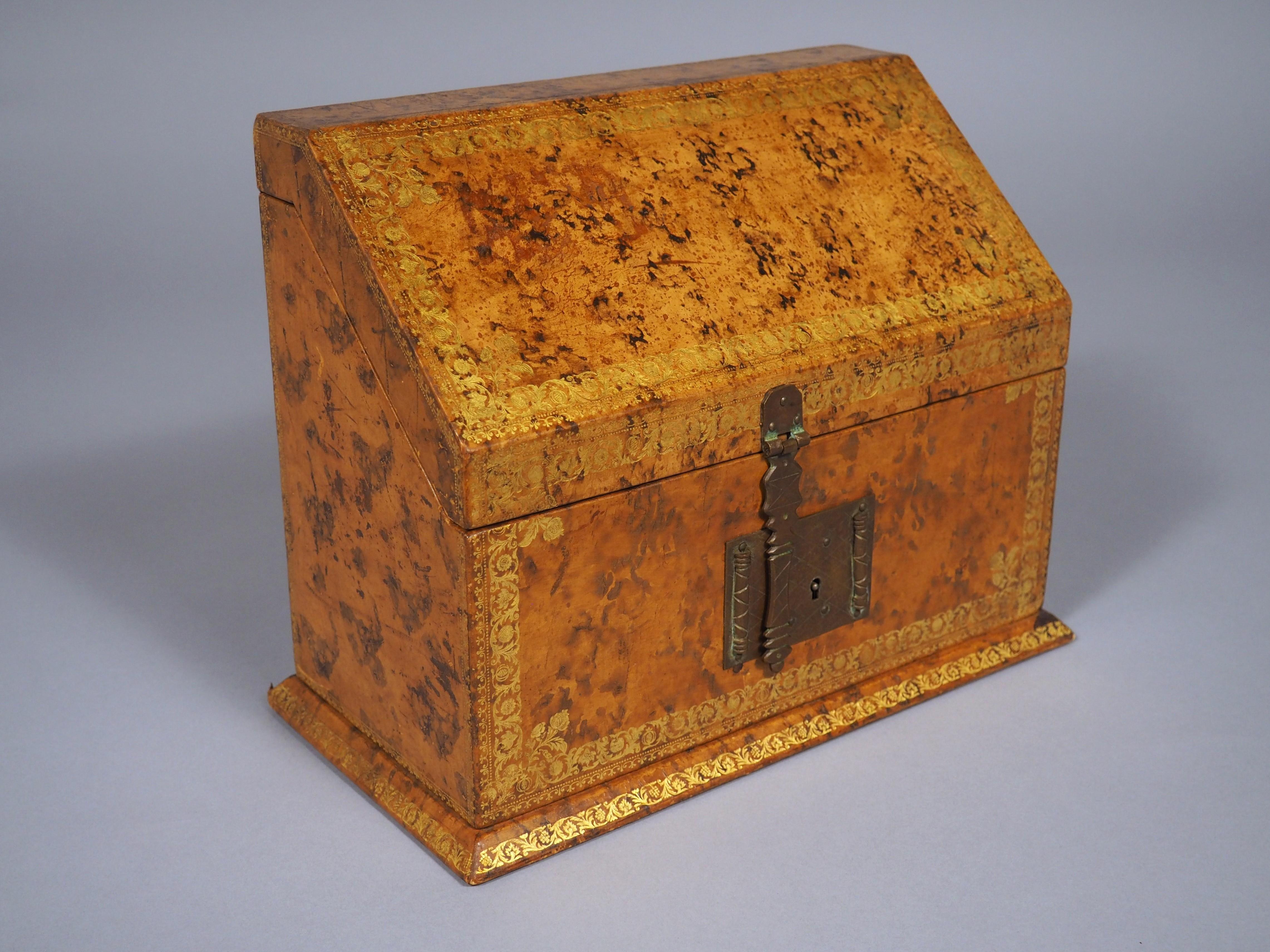 Cassetta delle lettere in pelle goffrata francese dei primi del '900 in vendita 4