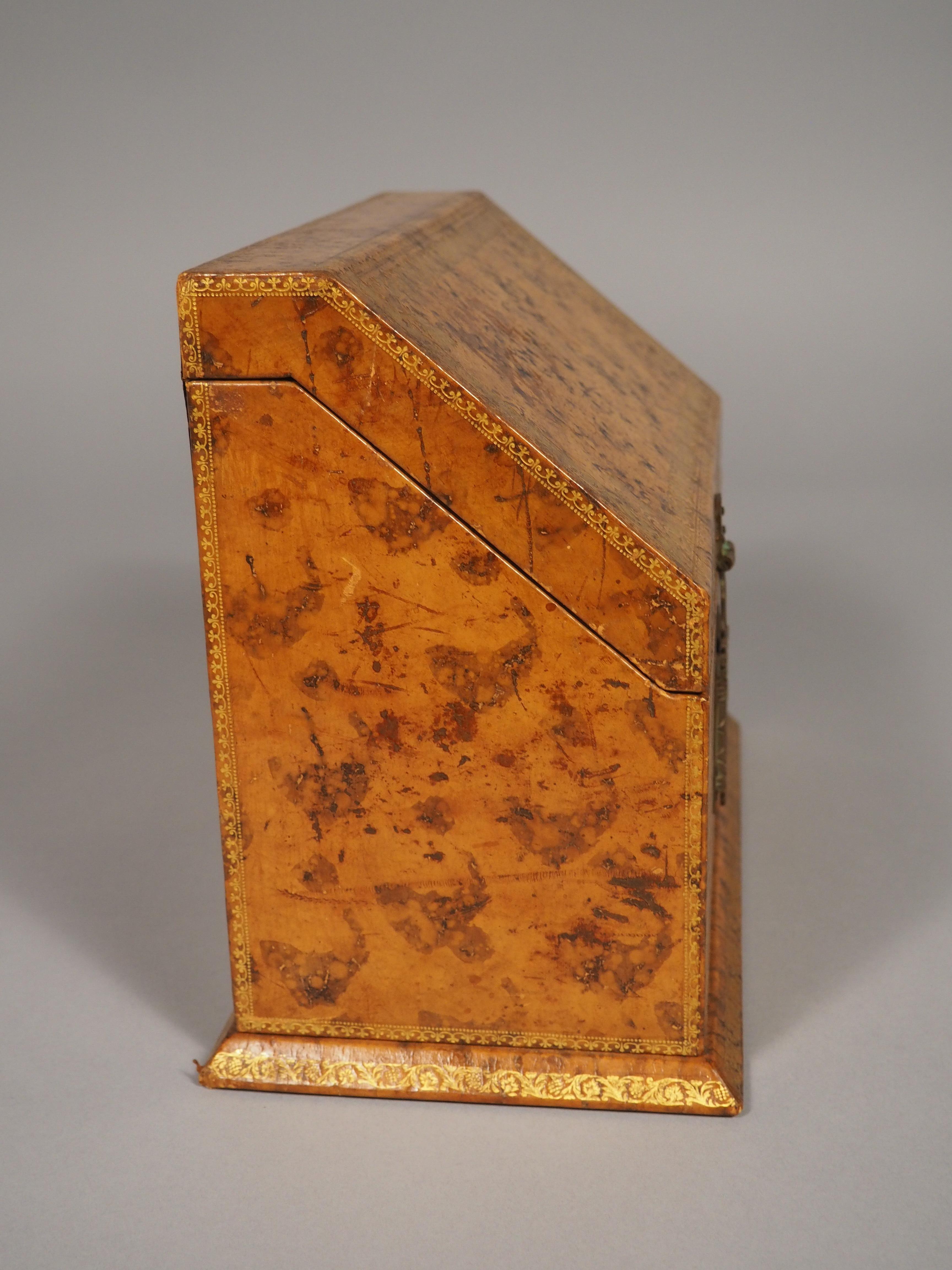 Cassetta delle lettere in pelle goffrata francese dei primi del '900 in vendita 5