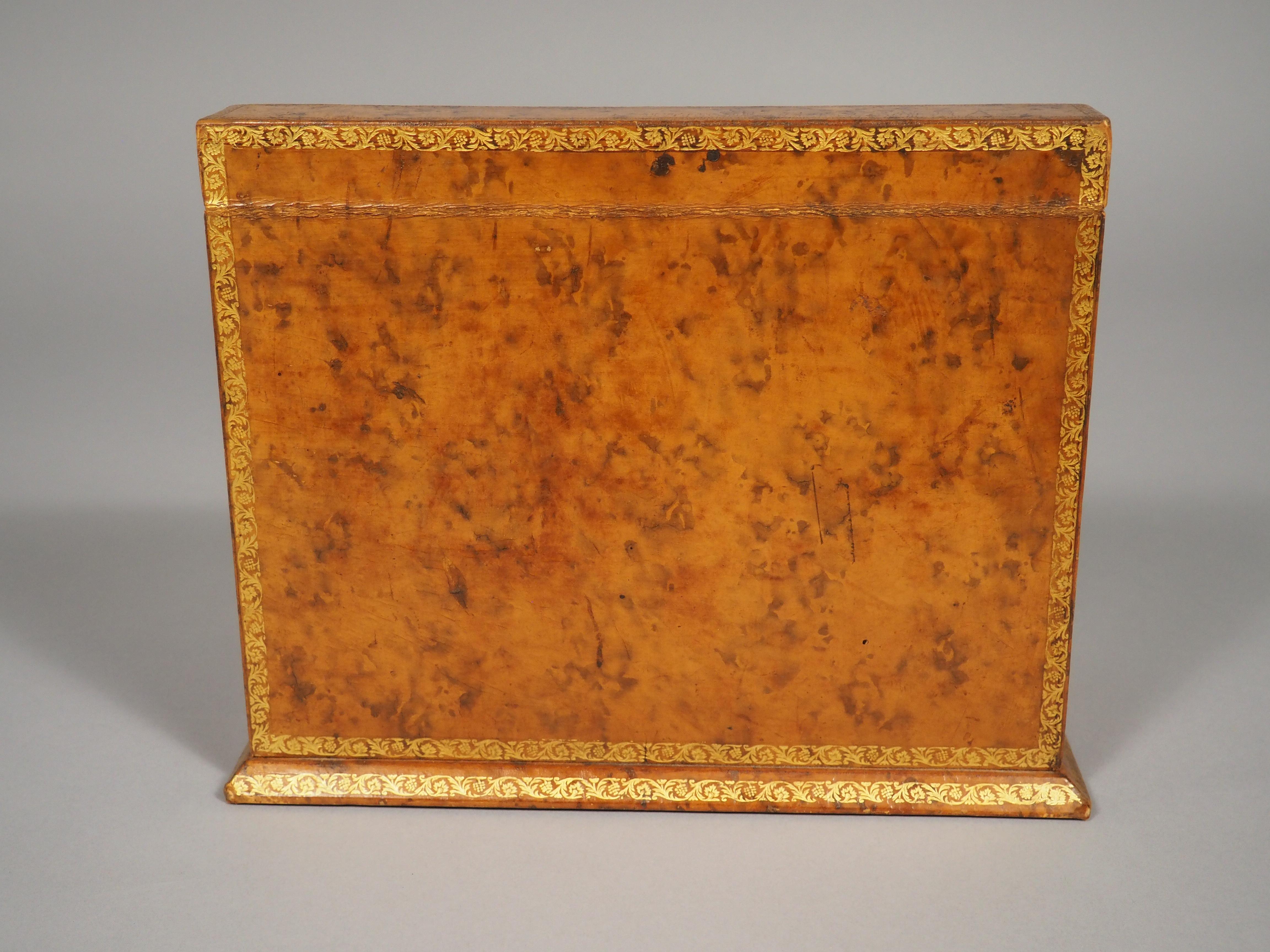 Cassetta delle lettere in pelle goffrata francese dei primi del '900 in vendita 6