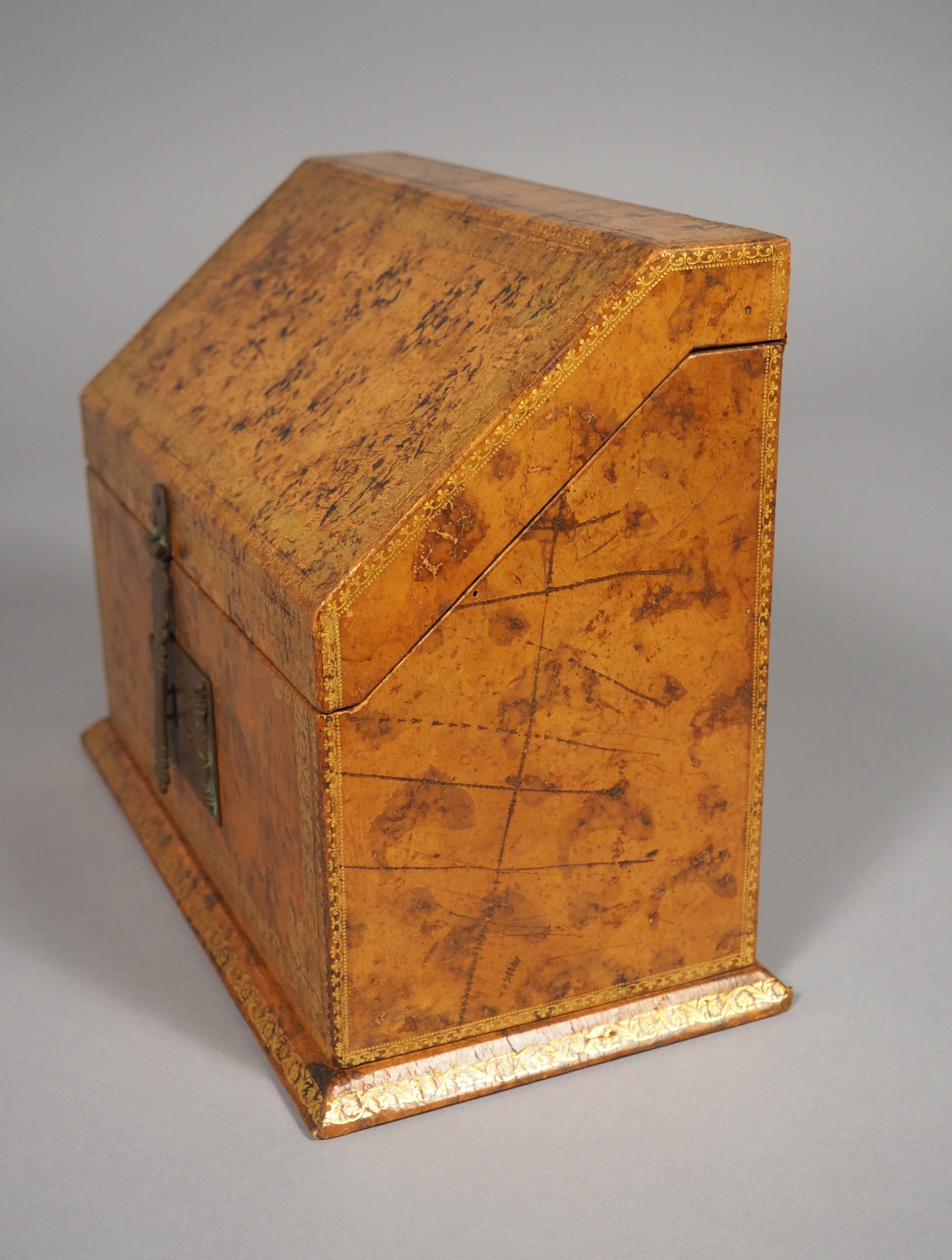 Cassetta delle lettere in pelle goffrata francese dei primi del '900 in vendita 7