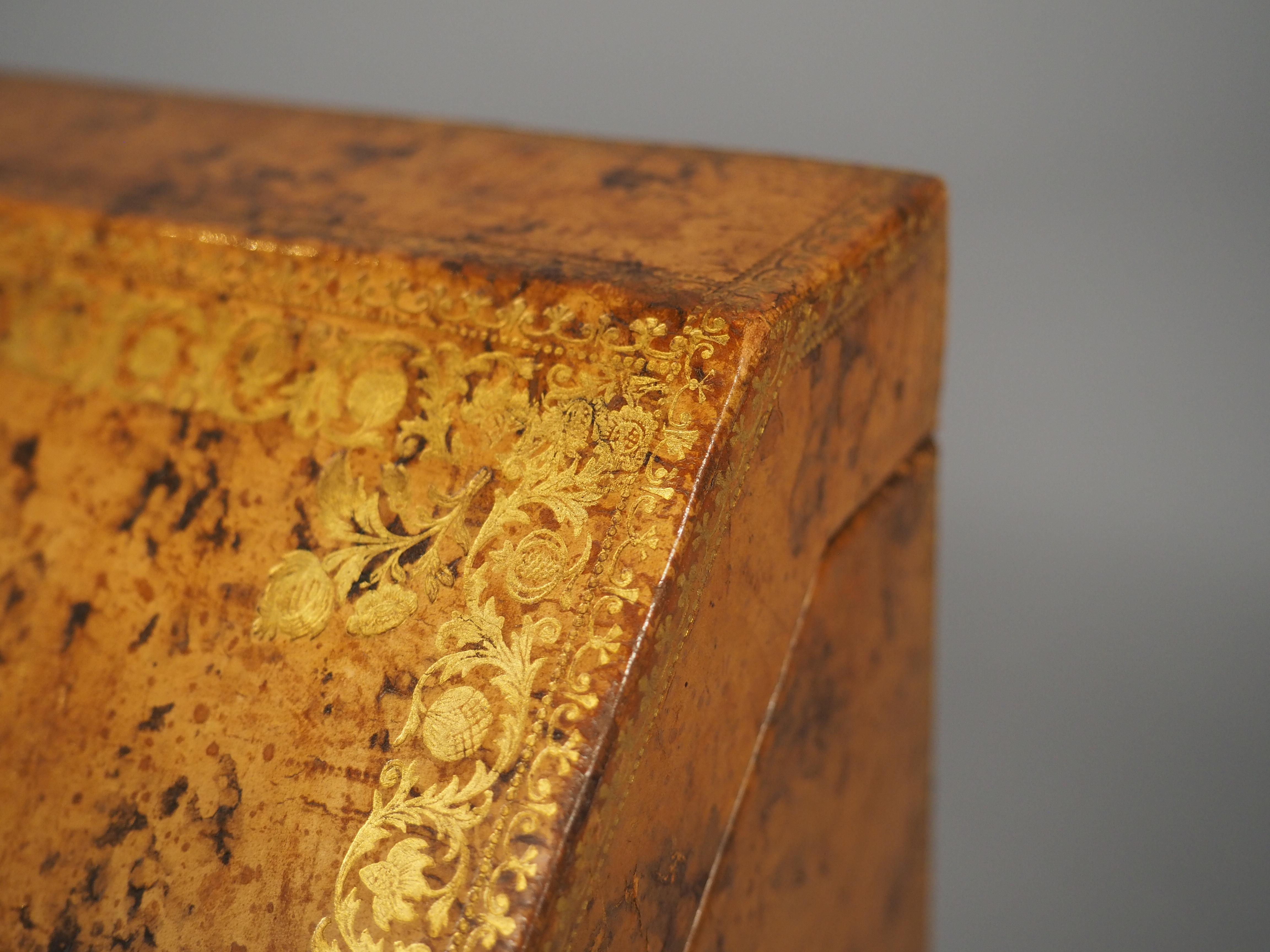 Cassetta delle lettere in pelle goffrata francese dei primi del '900 in vendita 8