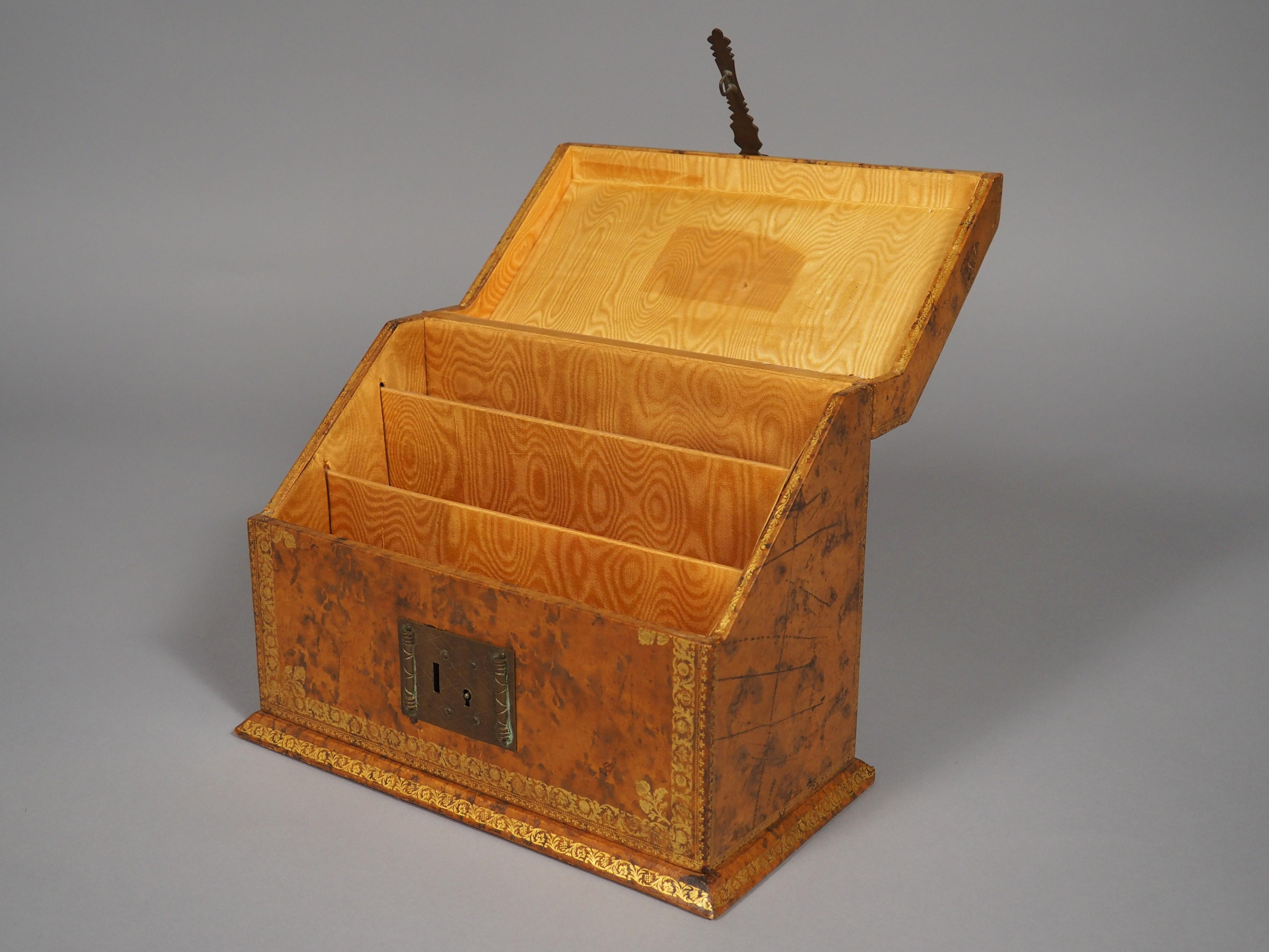 Cassetta delle lettere in pelle goffrata francese dei primi del '900 in vendita 9