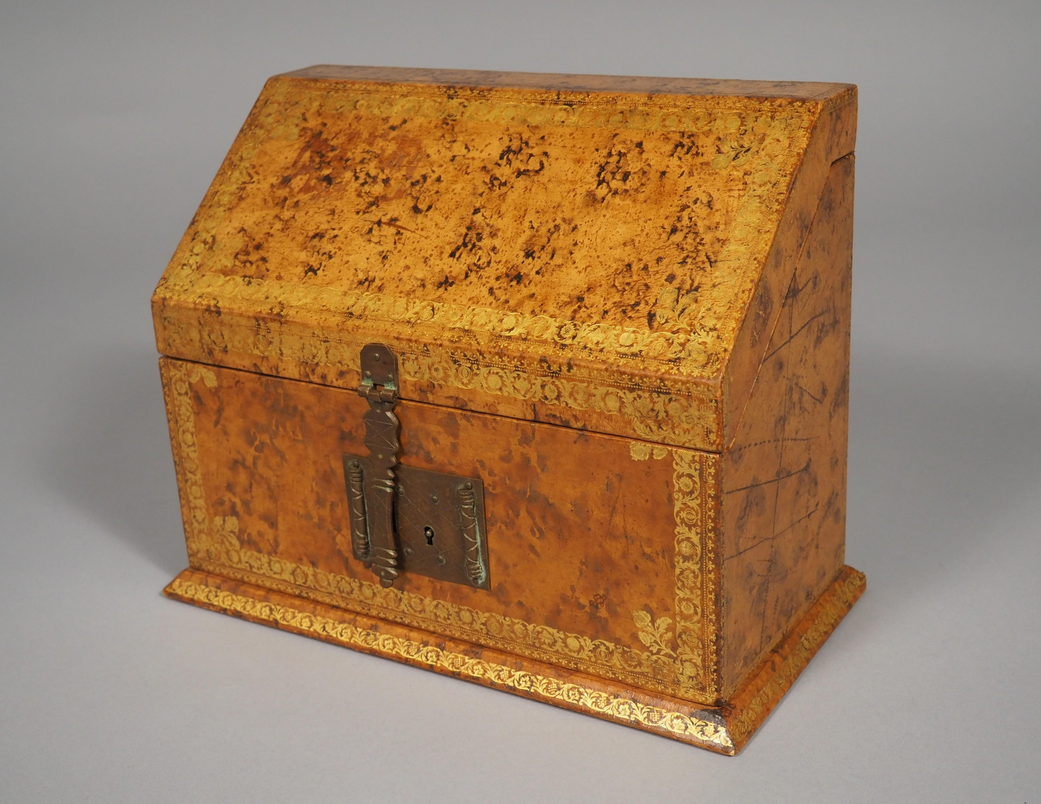 Cassetta delle lettere in pelle goffrata francese dei primi del '900 in vendita 11