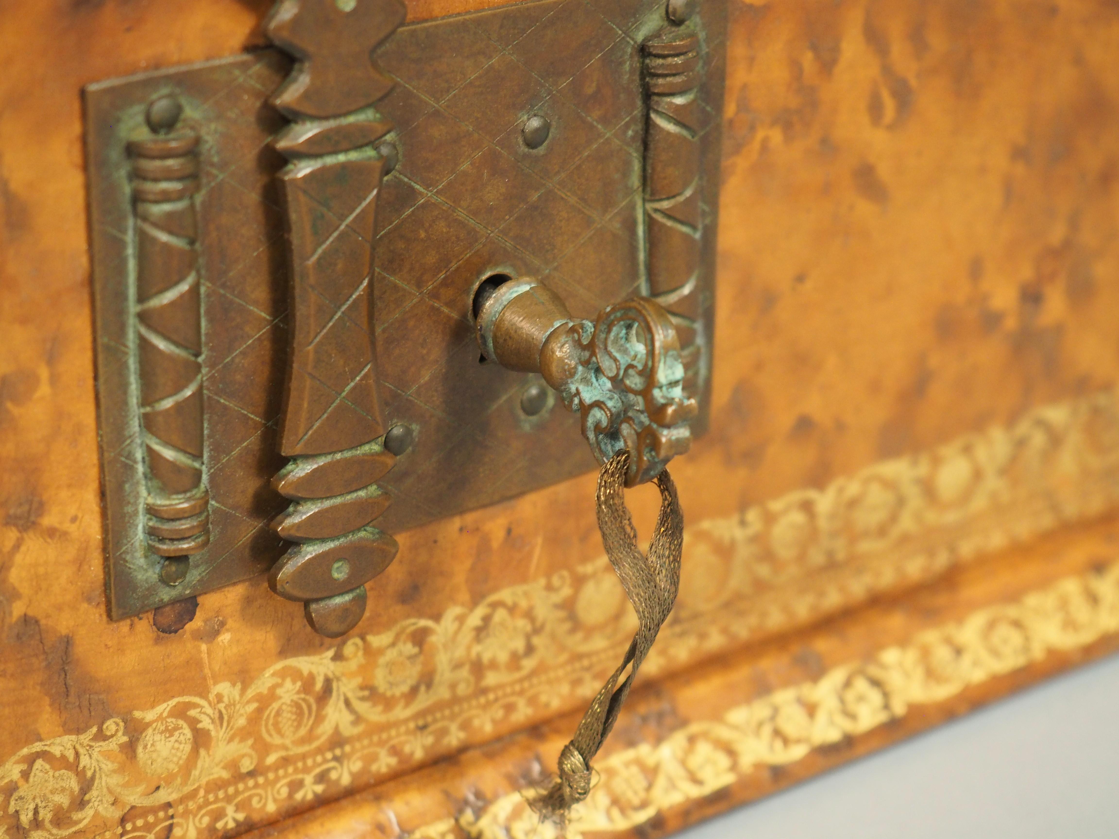 Ulteriori informazioni in arrivo...

Risalente ai primi anni del 1900, questa cassetta per le lettere francese è realizzata in pelle marrone con finta marmorizzazione nera.  Il coperchio angolato si solleva per rivelare tre fessure, ciascuna