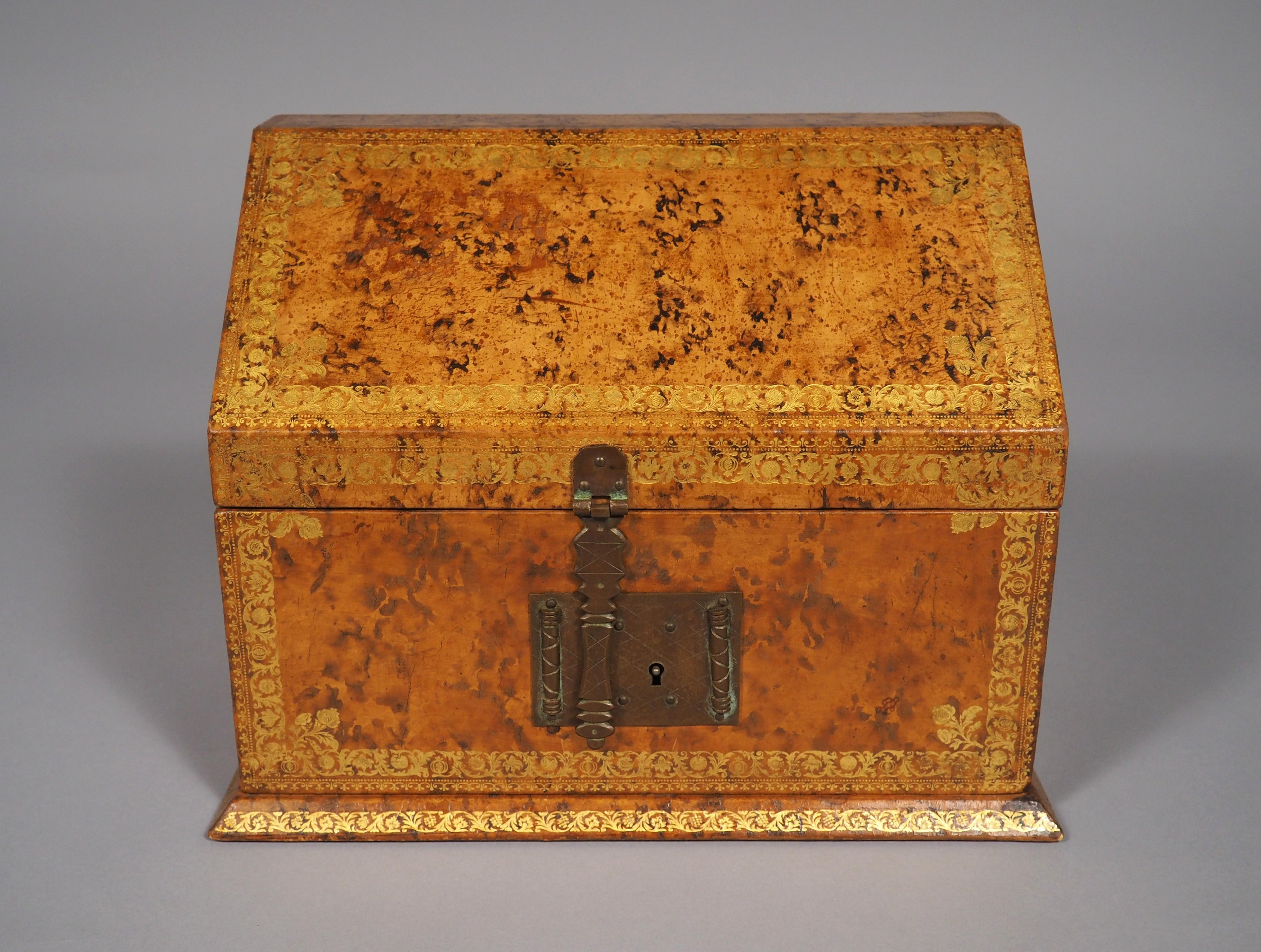 Francese Cassetta delle lettere in pelle goffrata francese dei primi del '900 in vendita