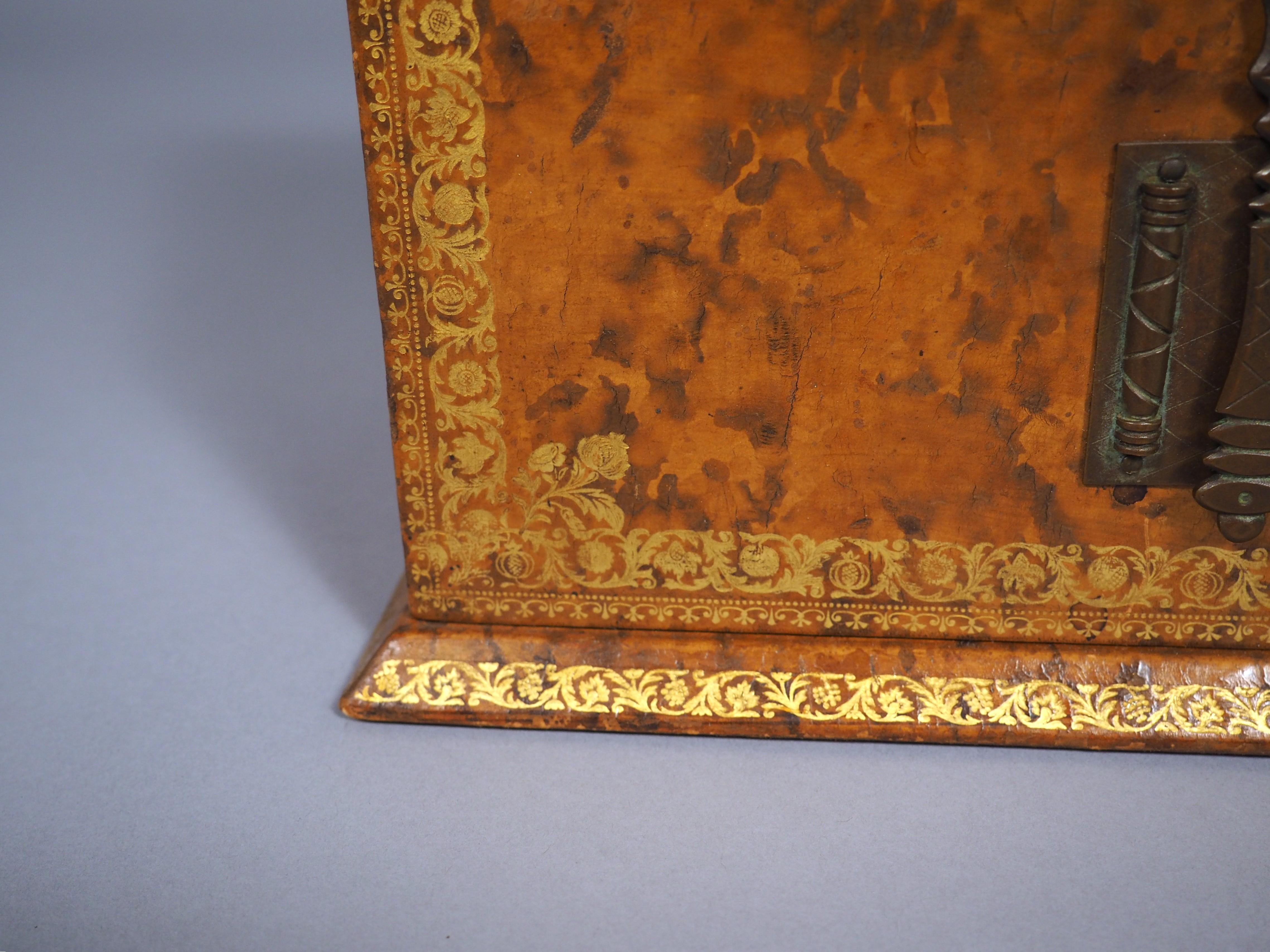 Goffrato Cassetta delle lettere in pelle goffrata francese dei primi del '900 in vendita