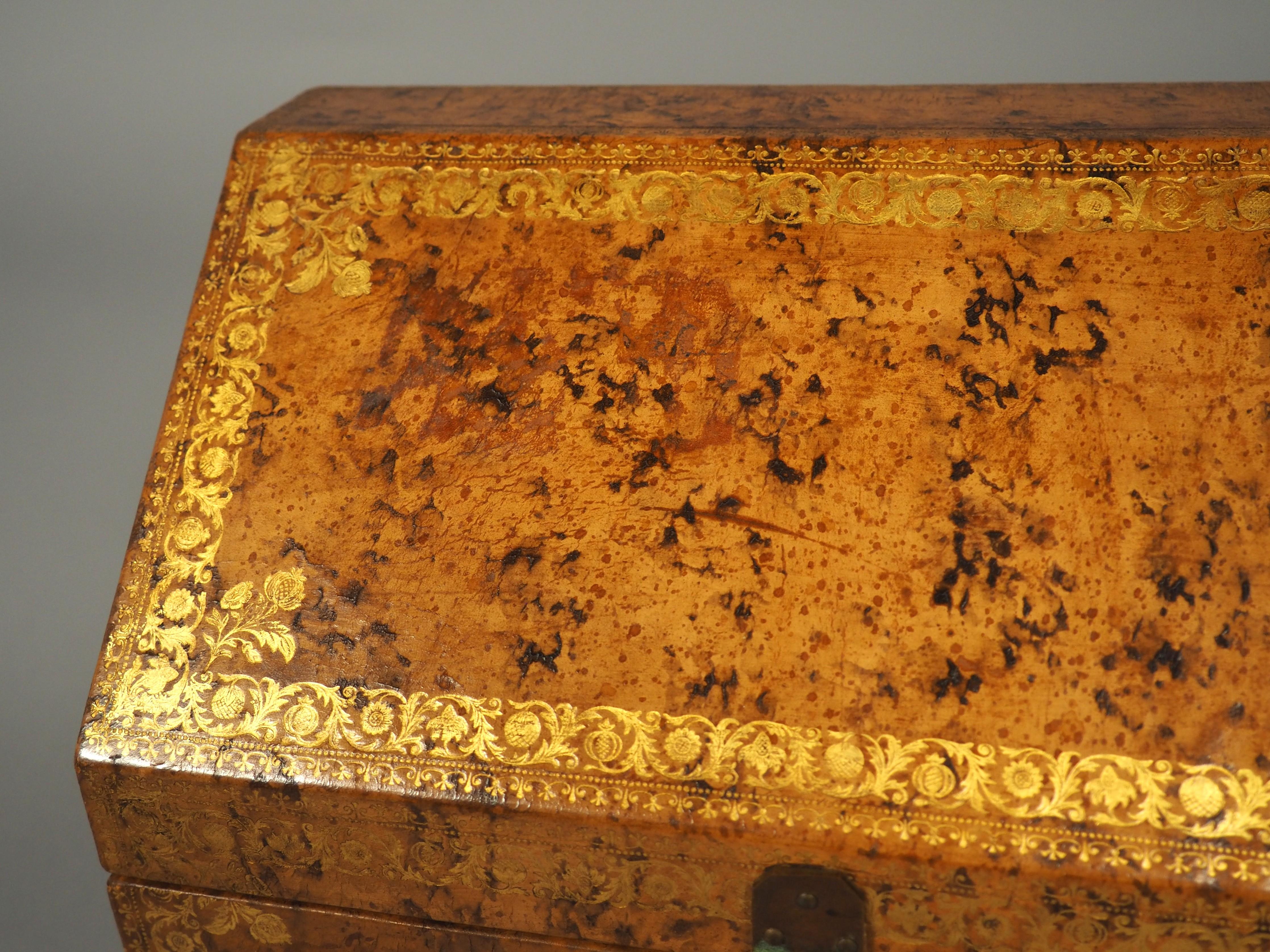 Cassetta delle lettere in pelle goffrata francese dei primi del '900 In condizioni buone in vendita a Dallas, TX