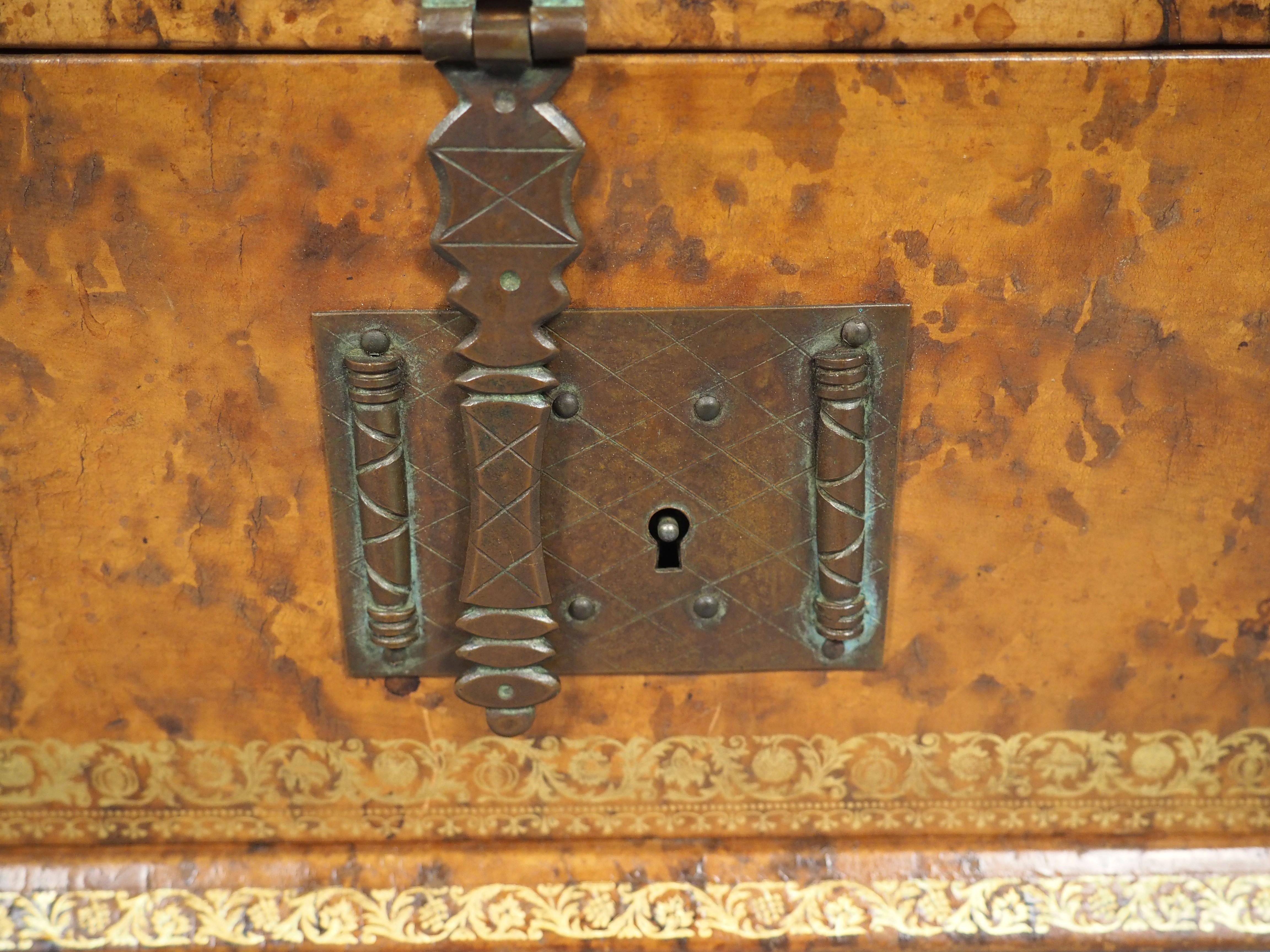 Metallo Cassetta delle lettere in pelle goffrata francese dei primi del '900 in vendita