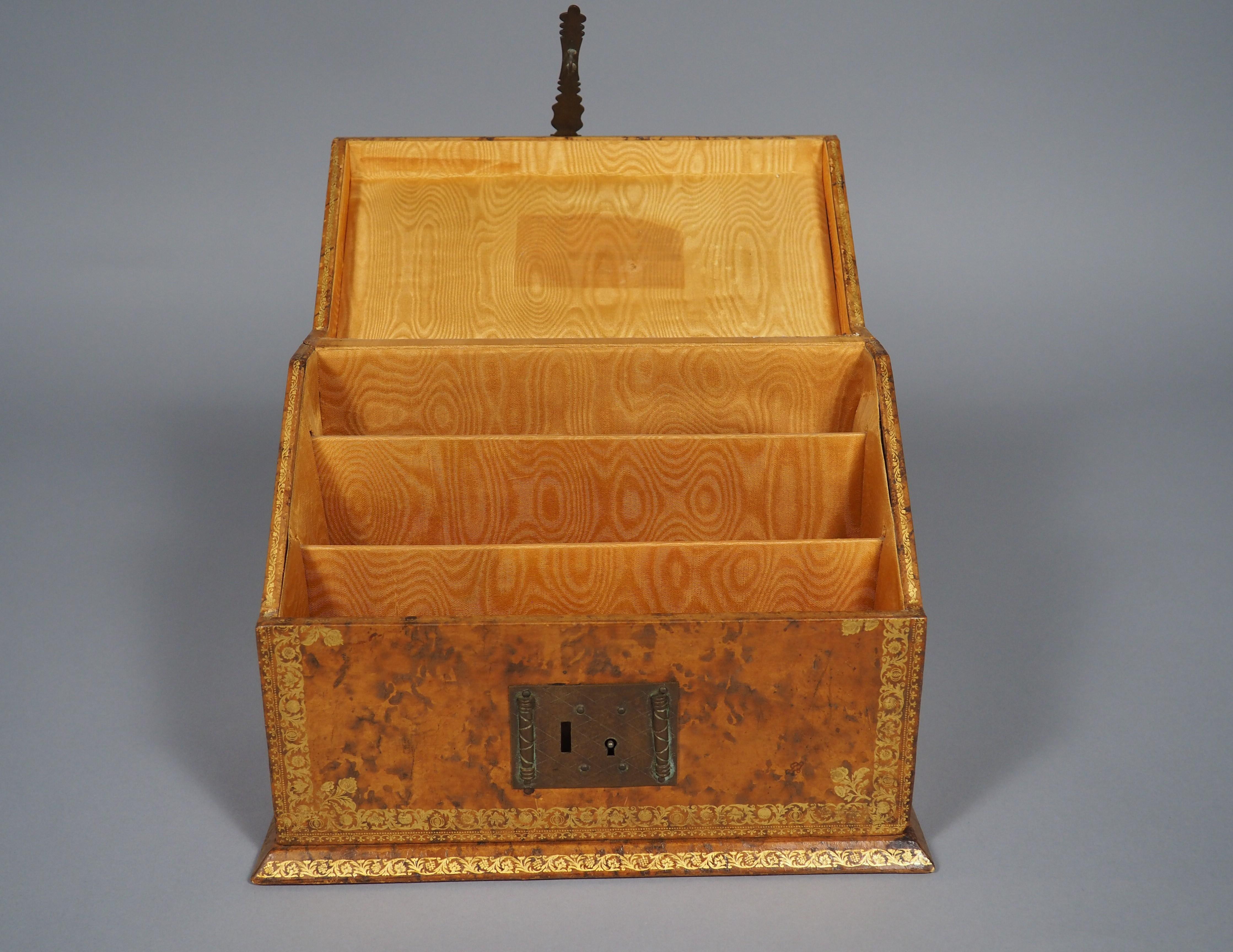 Cassetta delle lettere in pelle goffrata francese dei primi del '900 in vendita 1