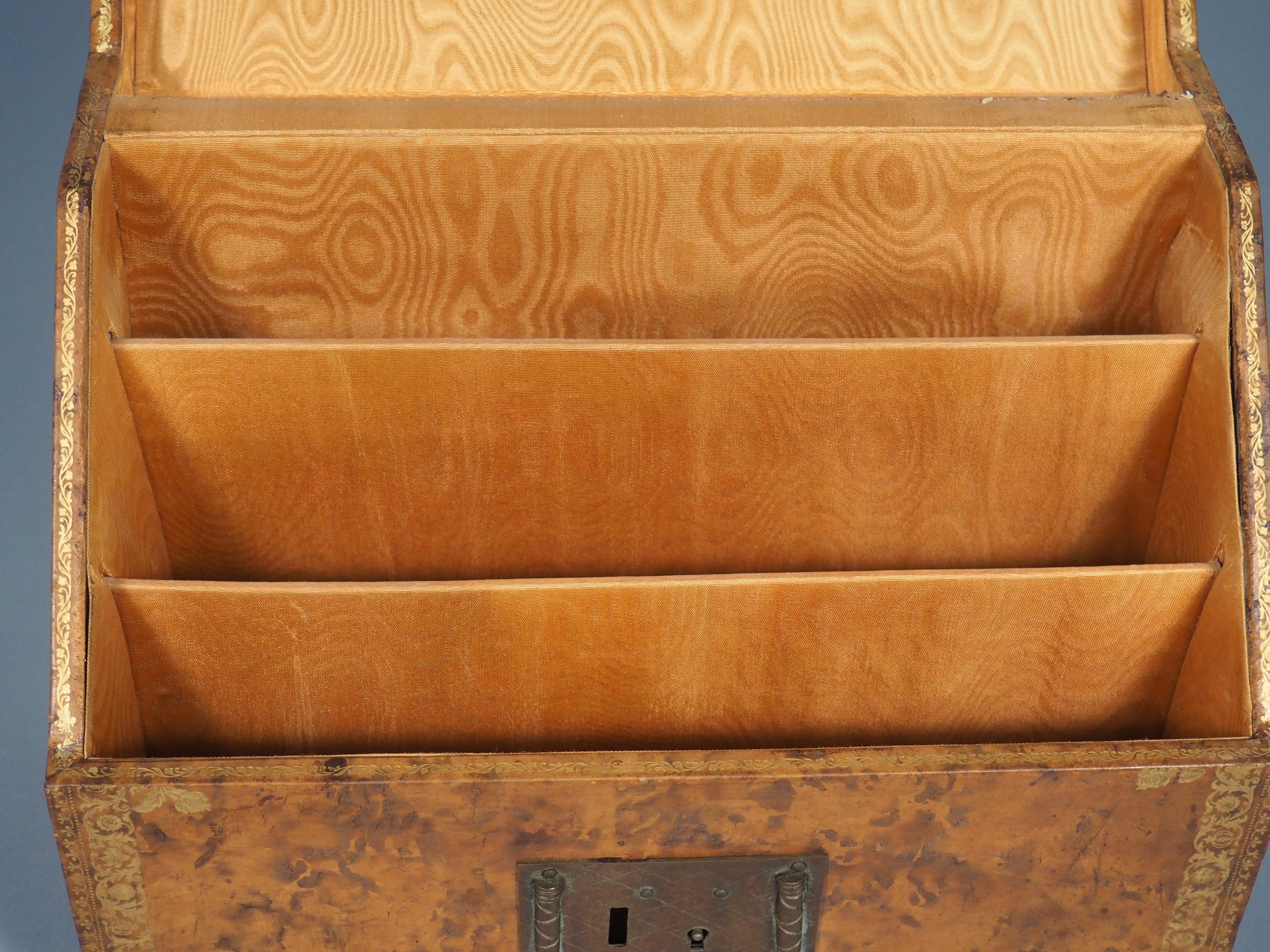 Cassetta delle lettere in pelle goffrata francese dei primi del '900 in vendita 2