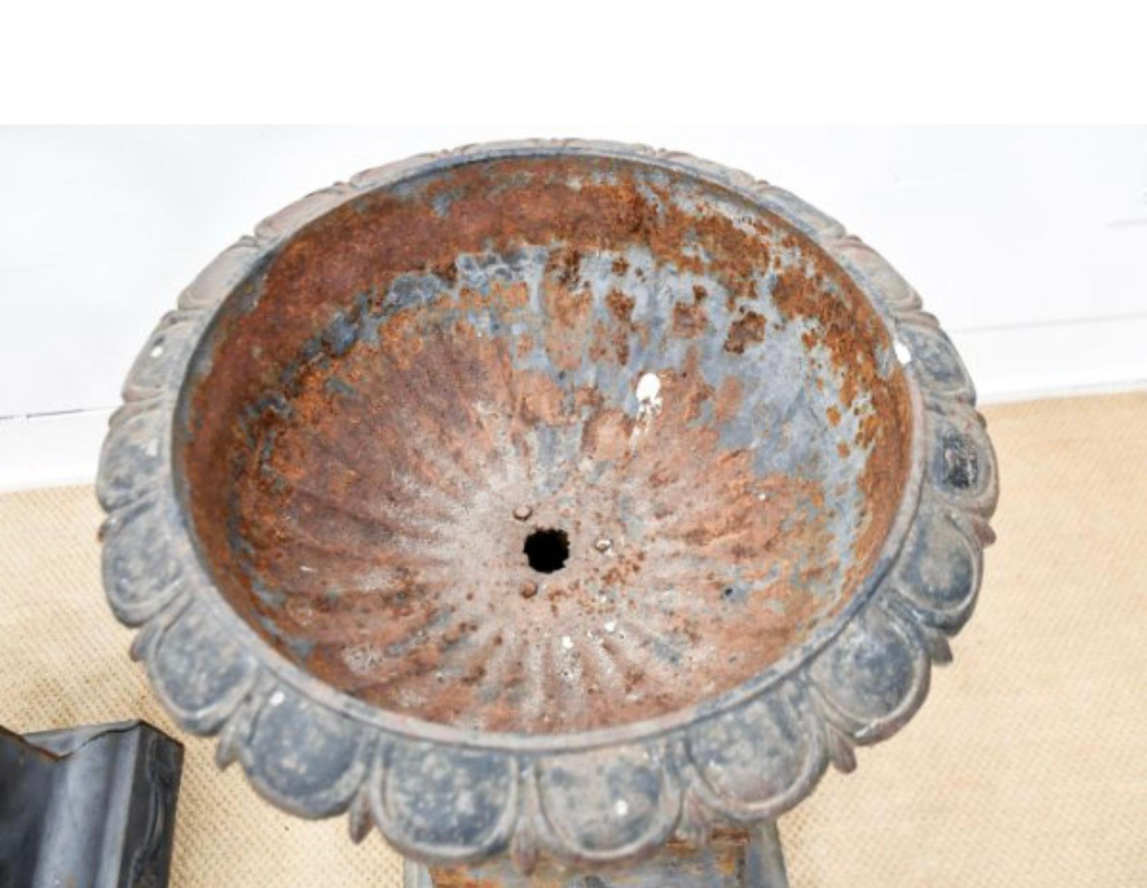 Early 1900s French Grand Tour Cast Iron Medici Garden Urns IMO Fiske, a Pair In Fair Condition In Elloree, SC