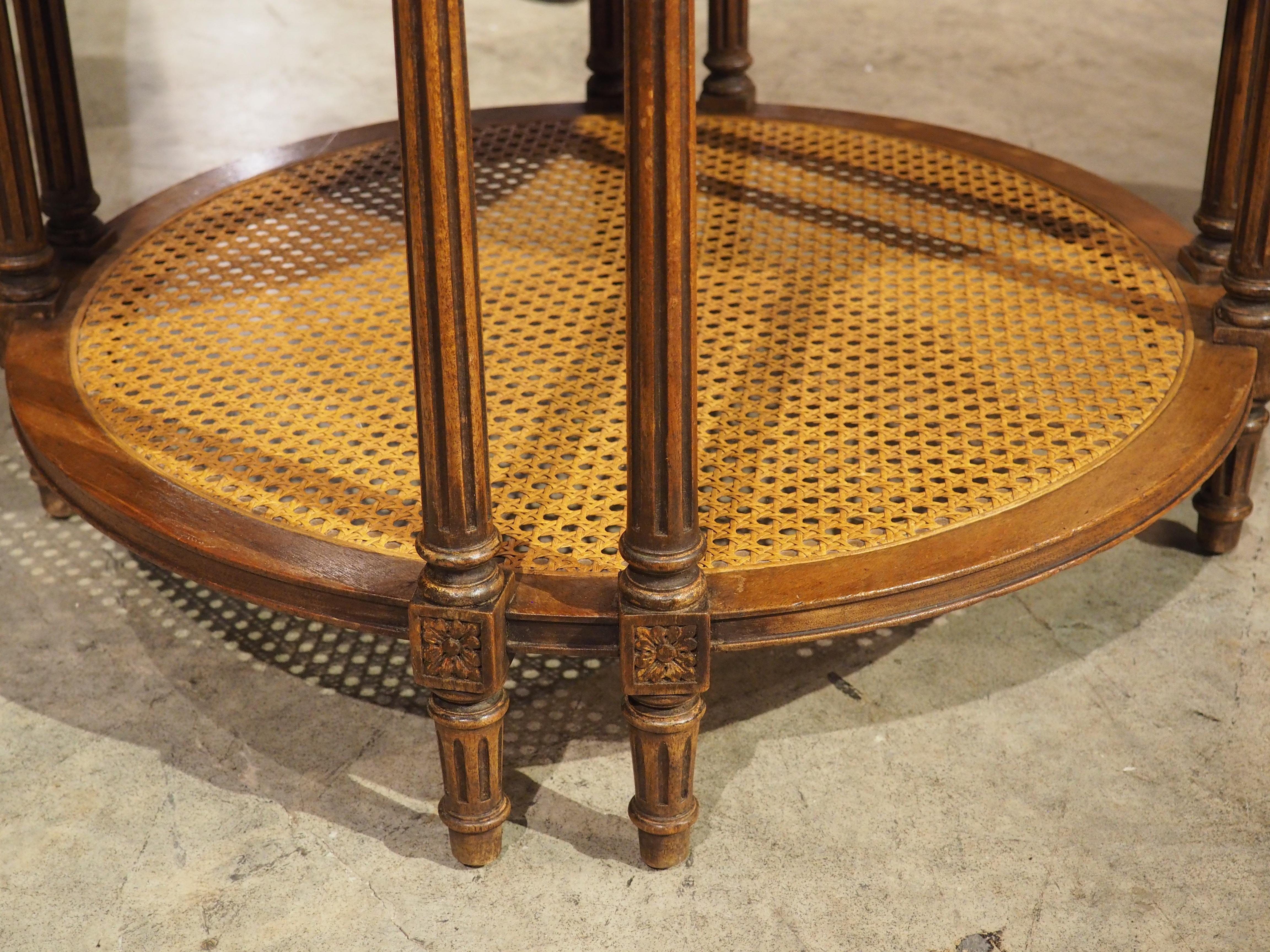 Mesa auxiliar francesa estilo Luis XVI de principios de 1900 con tapa de mármol y parte inferior en forma de bastón en venta 3