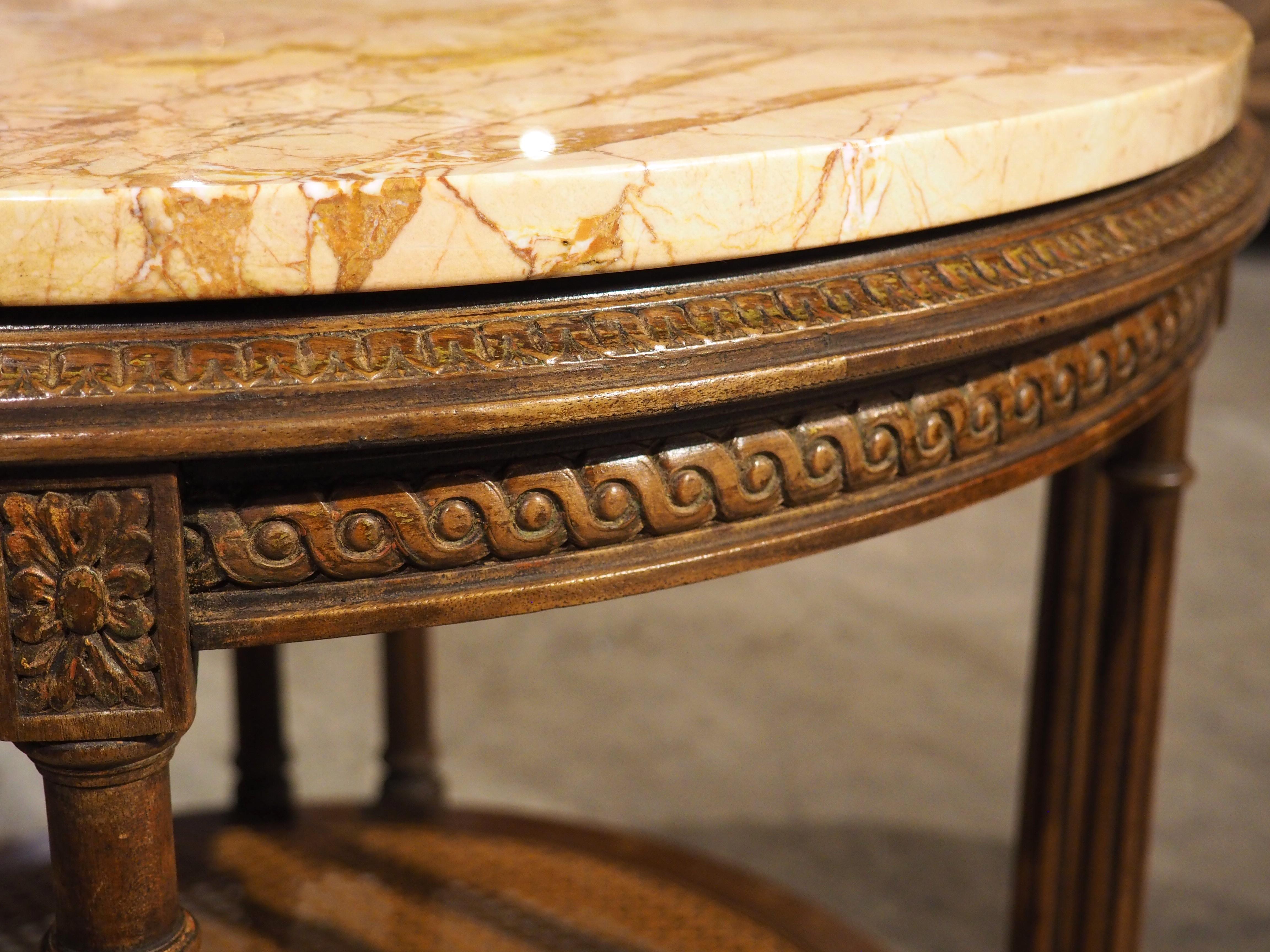Mesa auxiliar francesa estilo Luis XVI de principios de 1900 con tapa de mármol y parte inferior en forma de bastón en venta 4