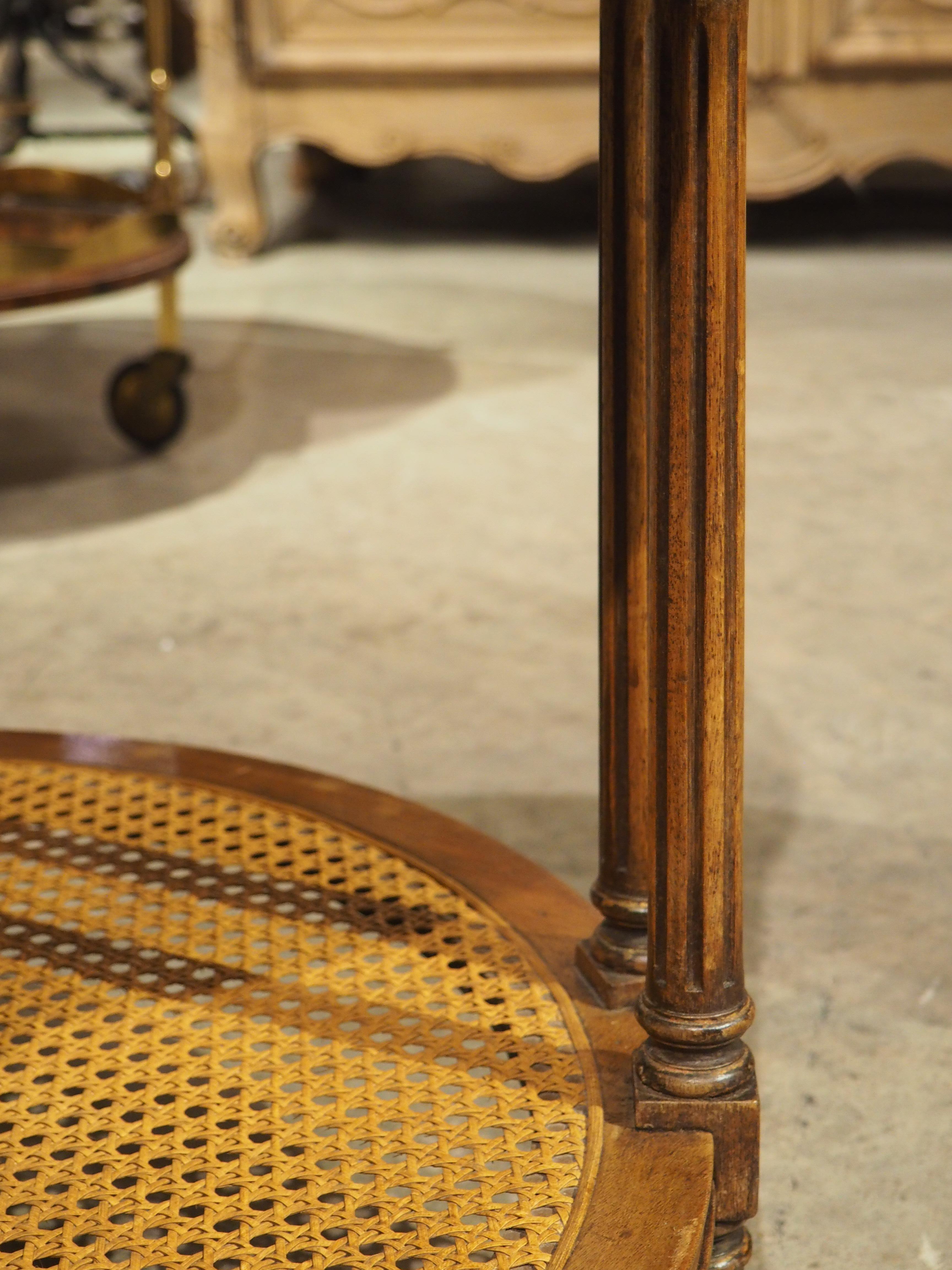Mesa auxiliar francesa estilo Luis XVI de principios de 1900 con tapa de mármol y parte inferior en forma de bastón en venta 5