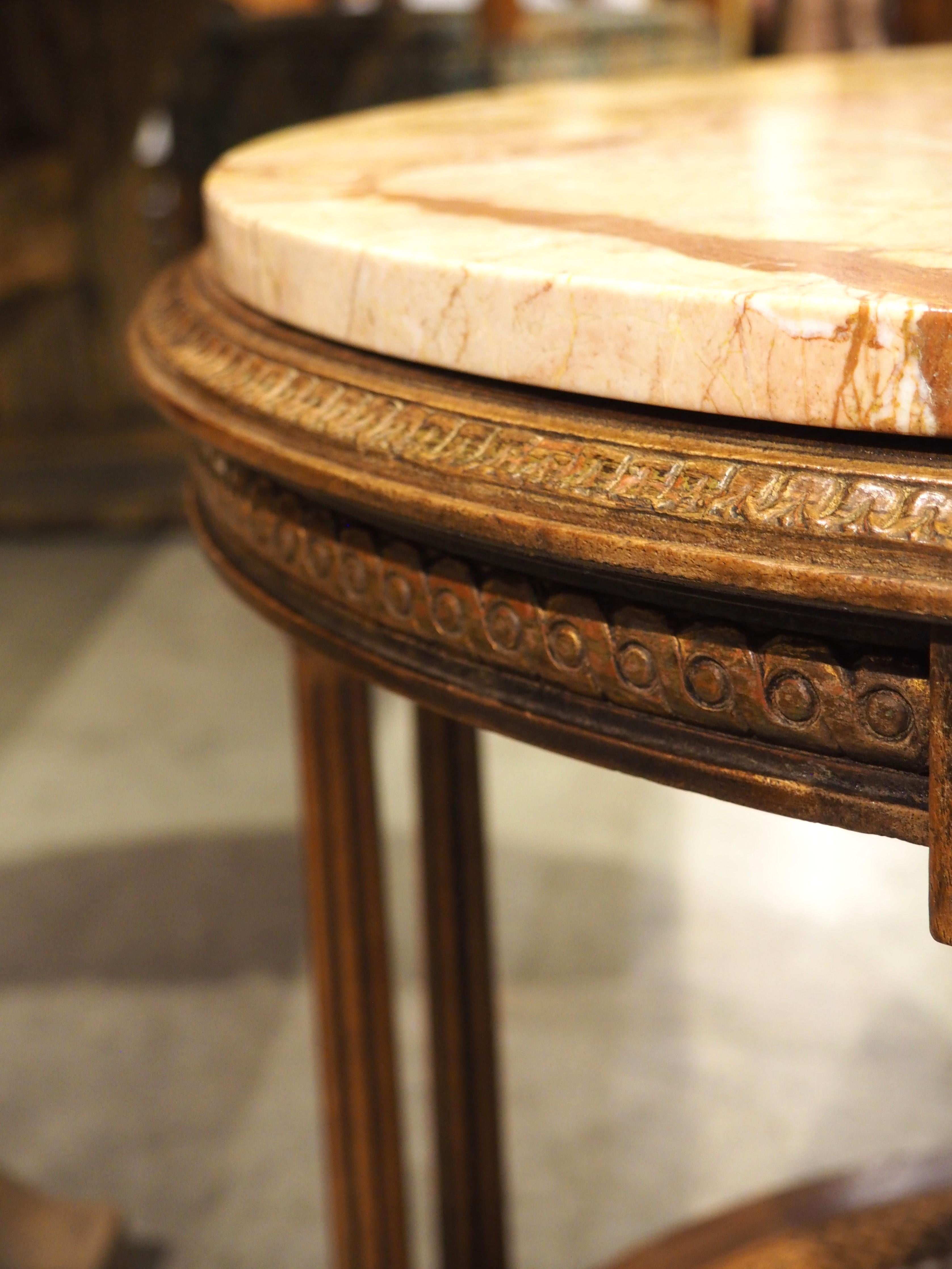 Mesa auxiliar francesa estilo Luis XVI de principios de 1900 con tapa de mármol y parte inferior en forma de bastón en venta 6