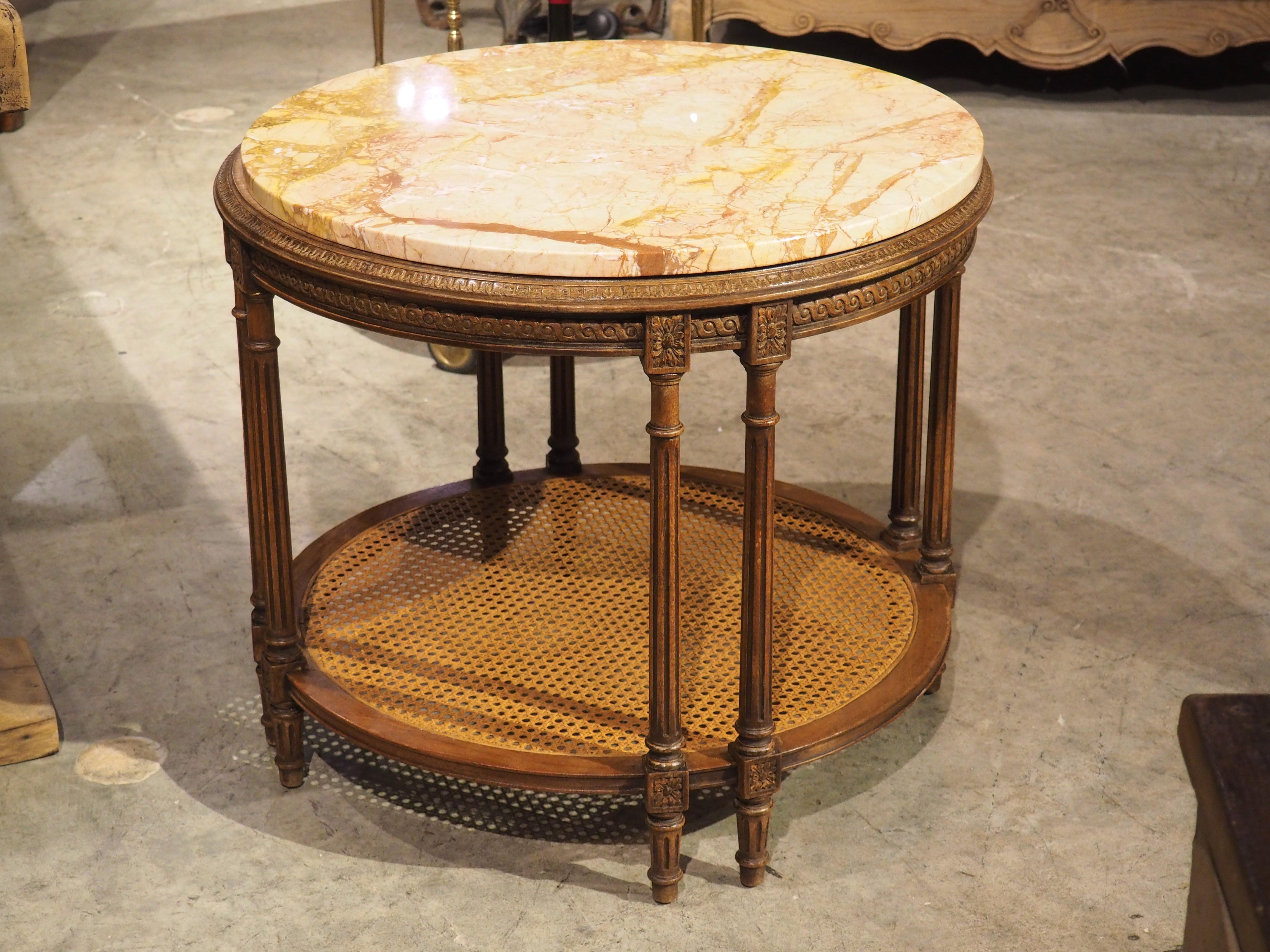 Mesa auxiliar francesa estilo Luis XVI de principios de 1900 con tapa de mármol y parte inferior en forma de bastón en venta 7