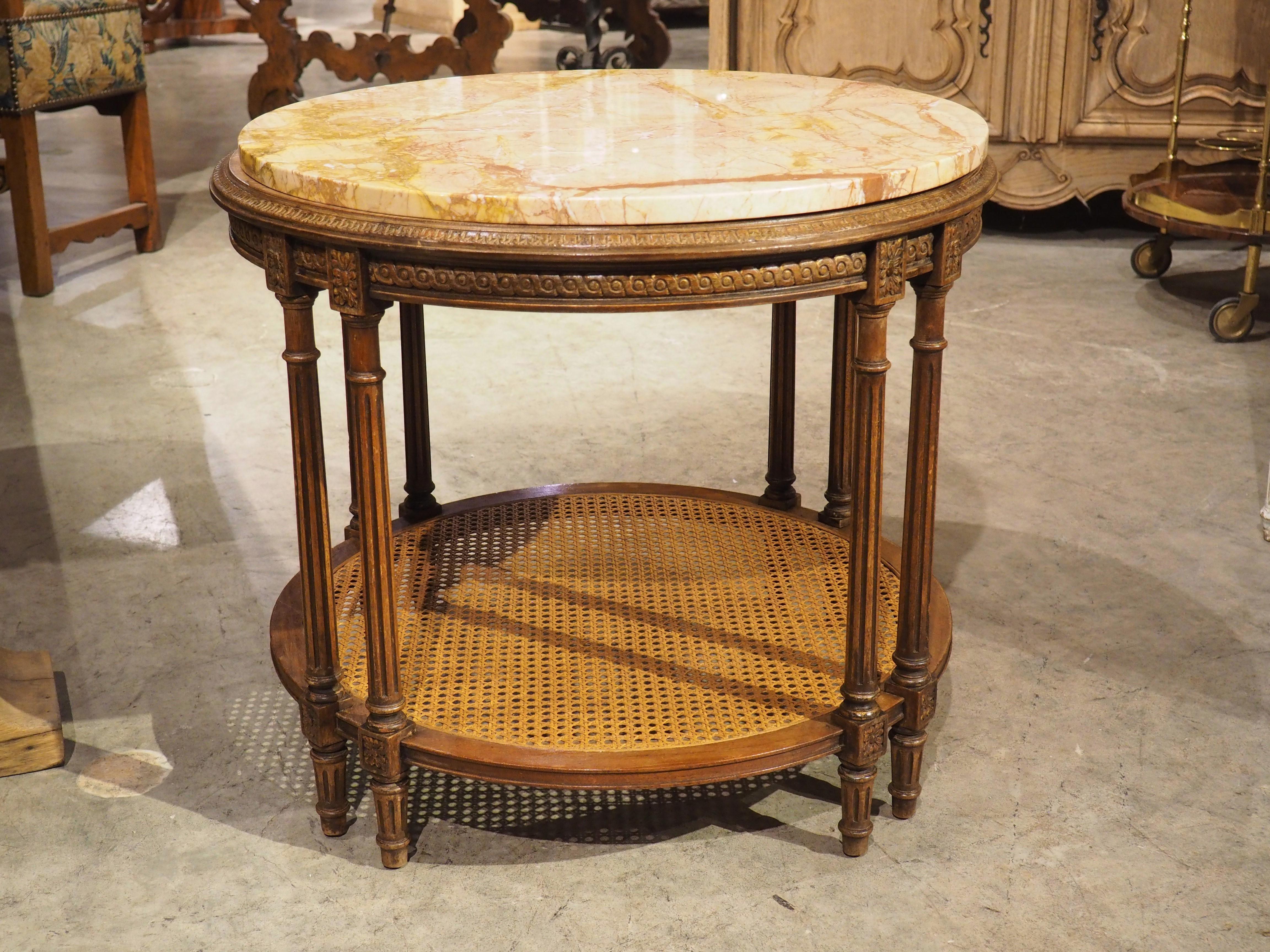 Mesa auxiliar francesa estilo Luis XVI de principios de 1900 con tapa de mármol y parte inferior en forma de bastón en venta 9