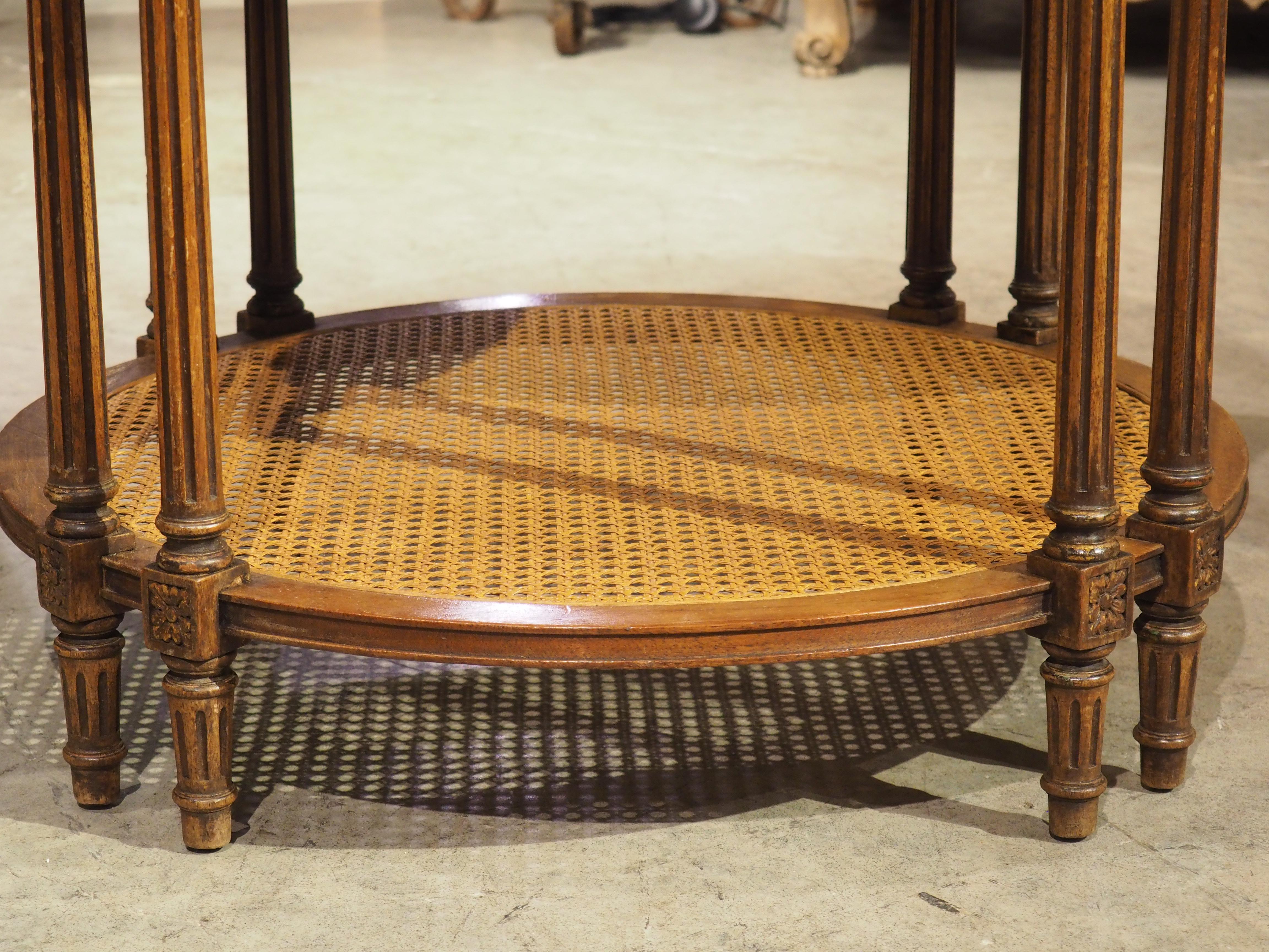 Mesa auxiliar francesa estilo Luis XVI de principios de 1900 con tapa de mármol y parte inferior en forma de bastón en venta 10