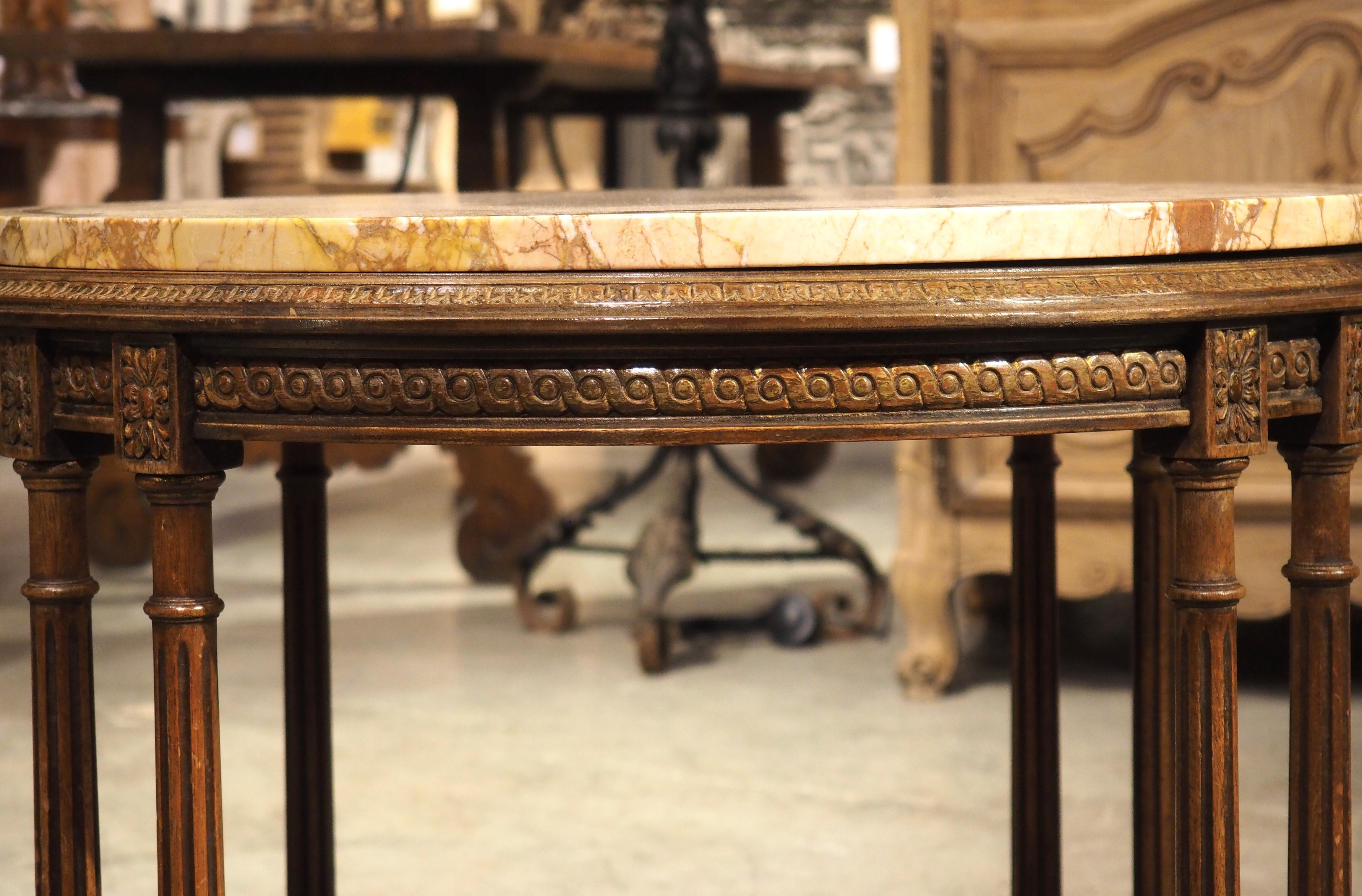 Mesa auxiliar francesa estilo Luis XVI de principios de 1900 con tapa de mármol y parte inferior en forma de bastón en venta 11