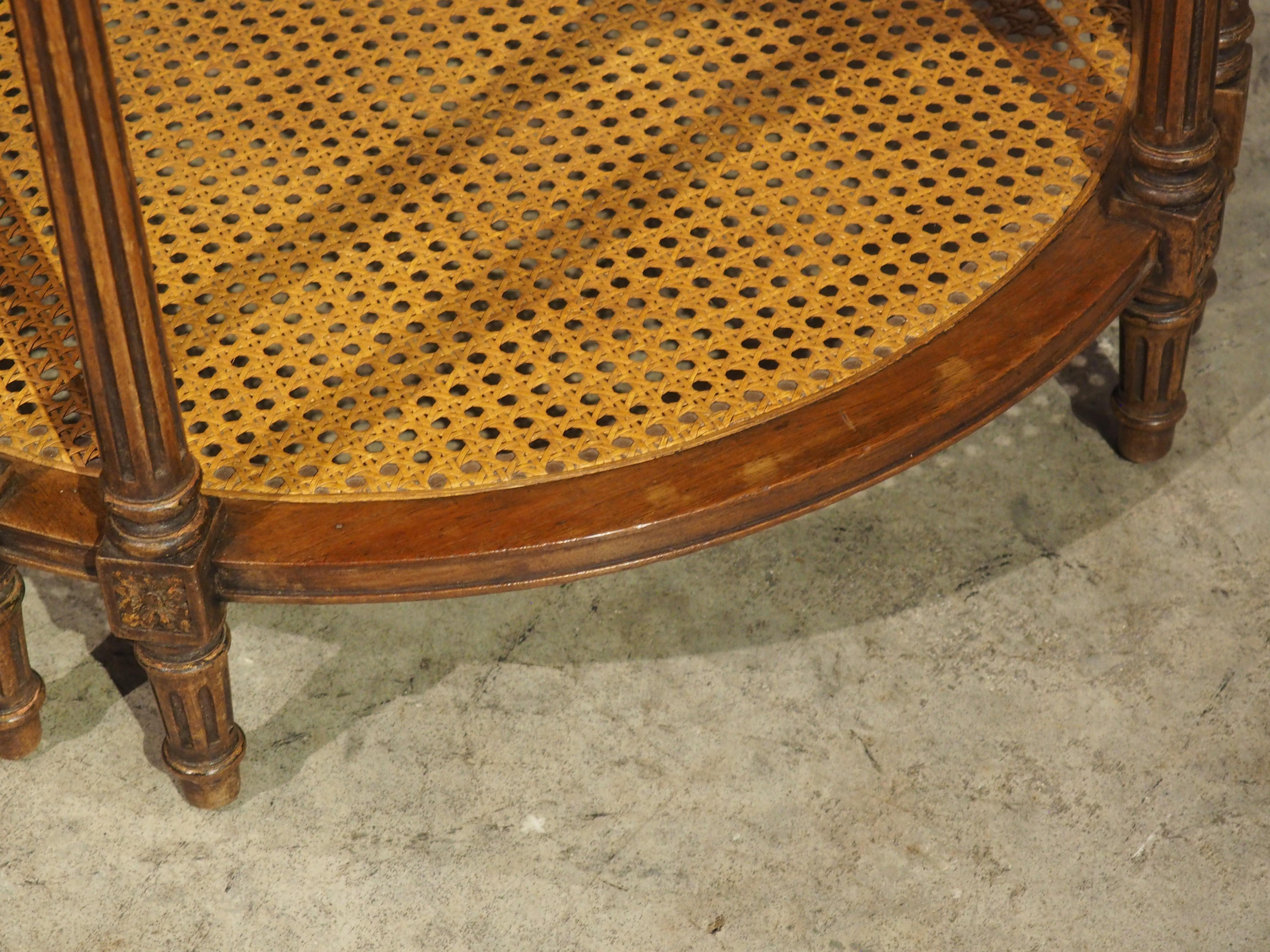 Mesa auxiliar francesa estilo Luis XVI de principios de 1900 con tapa de mármol y parte inferior en forma de bastón en venta 12
