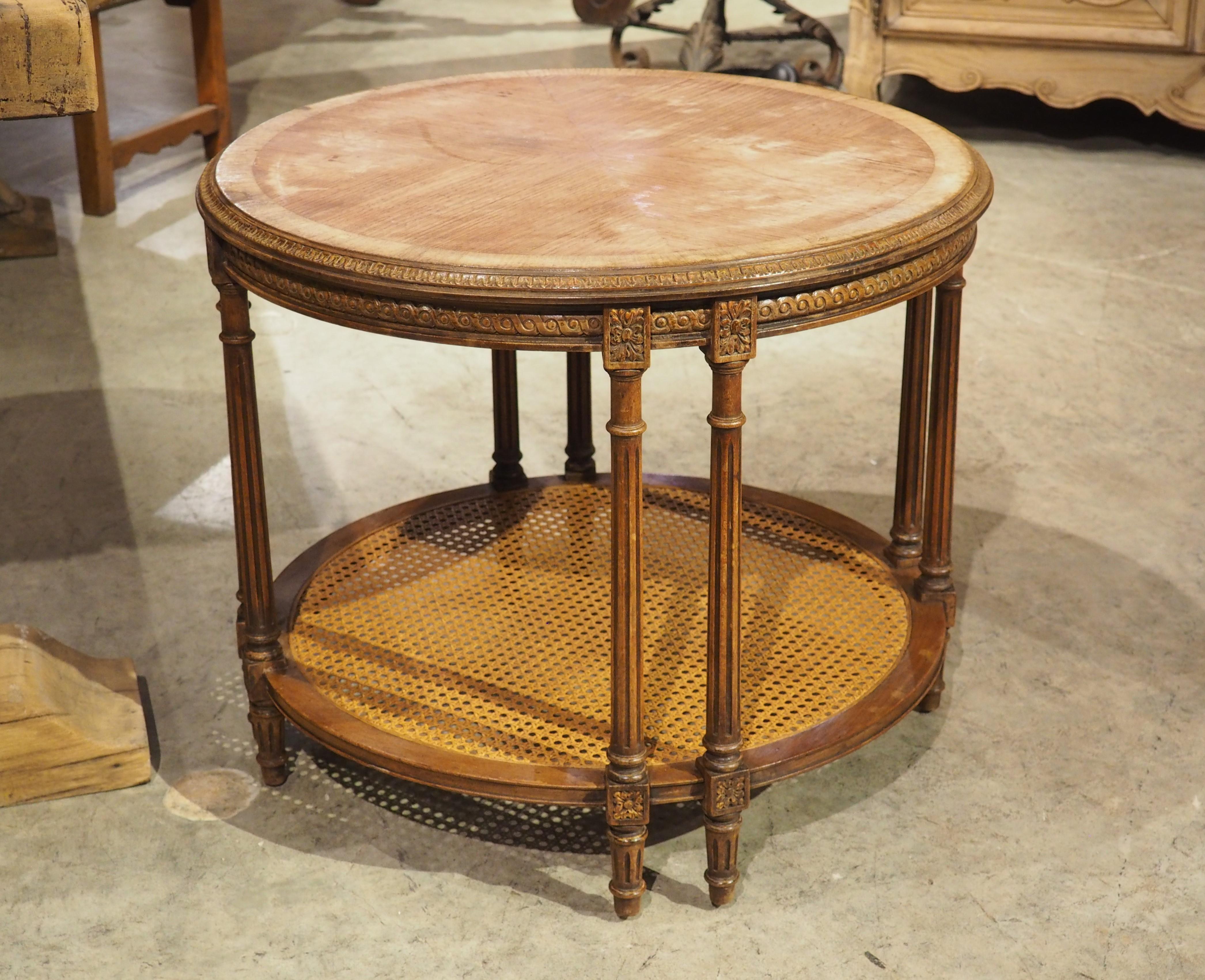 Más información próximamente...

Tallada a mano al estilo de Luis XVI, esta mesa auxiliar francesa data de principios del siglo XX.  La mesa de dos niveles tiene una sección inferior canteada bajo una tapa de mármol de 3/4 de pulgada de grosor.  Las