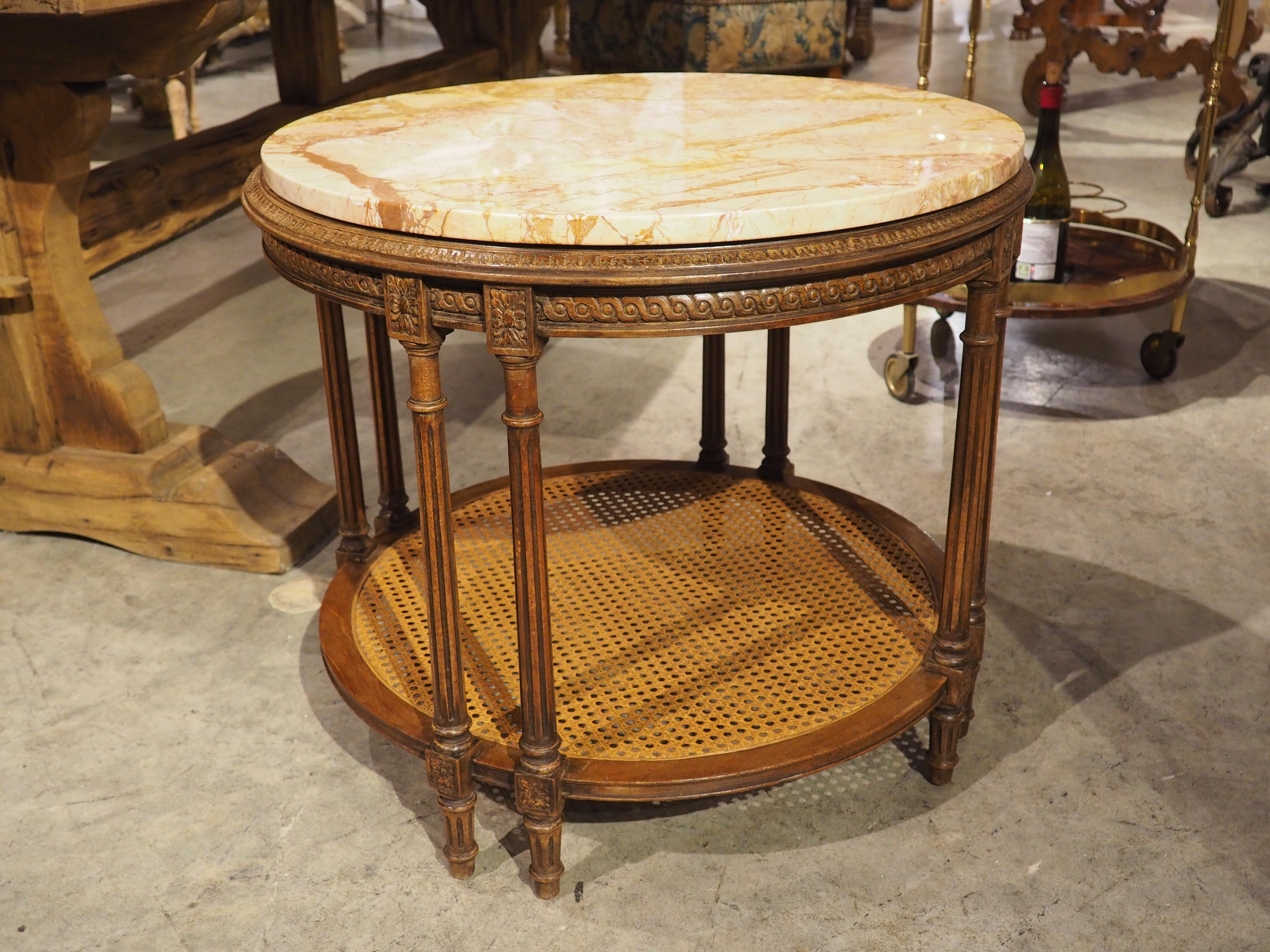 Mesa auxiliar francesa estilo Luis XVI de principios de 1900 con tapa de mármol y parte inferior en forma de bastón en venta 13