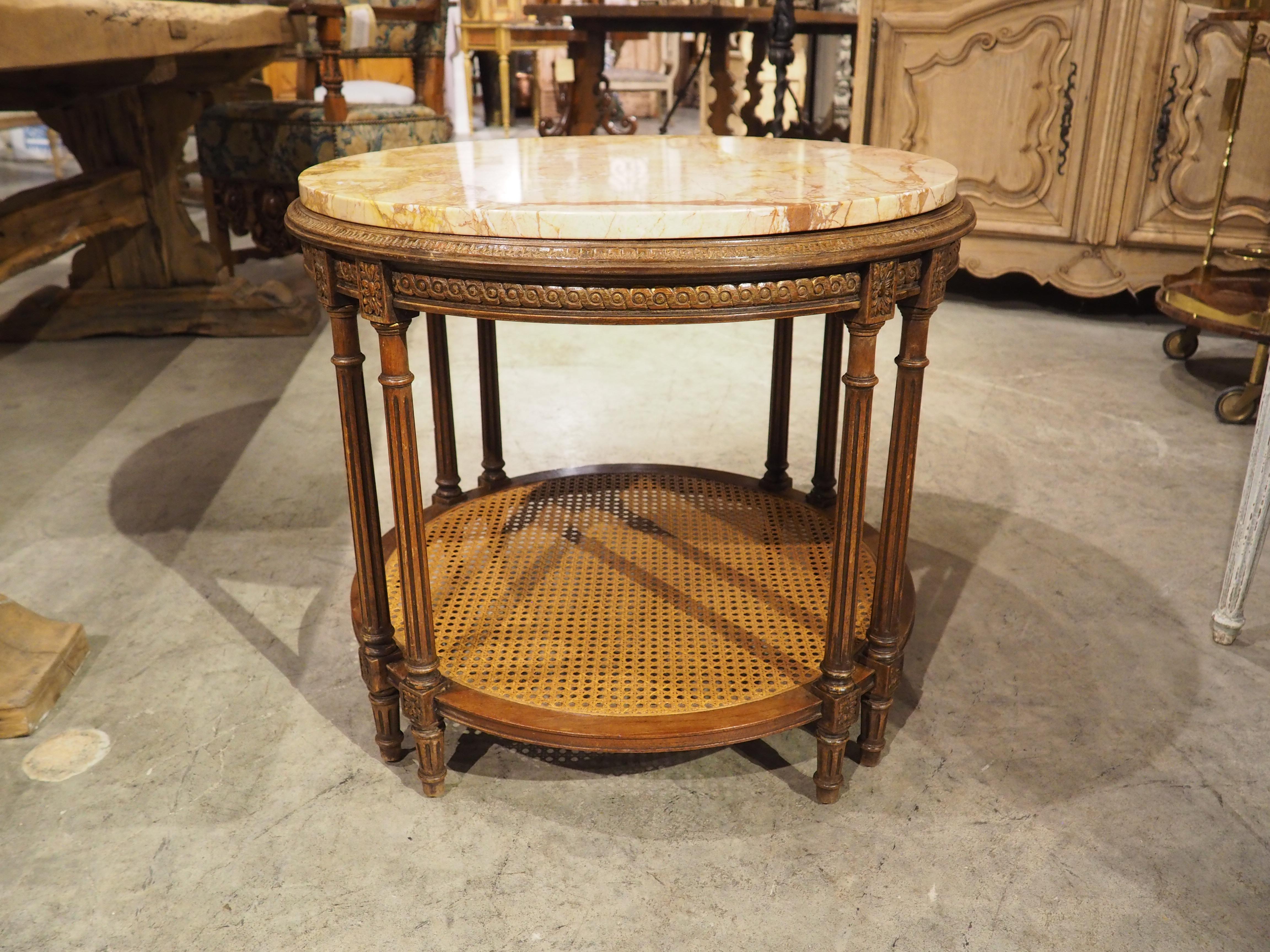 Mesa auxiliar francesa estilo Luis XVI de principios de 1900 con tapa de mármol y parte inferior en forma de bastón Francés en venta