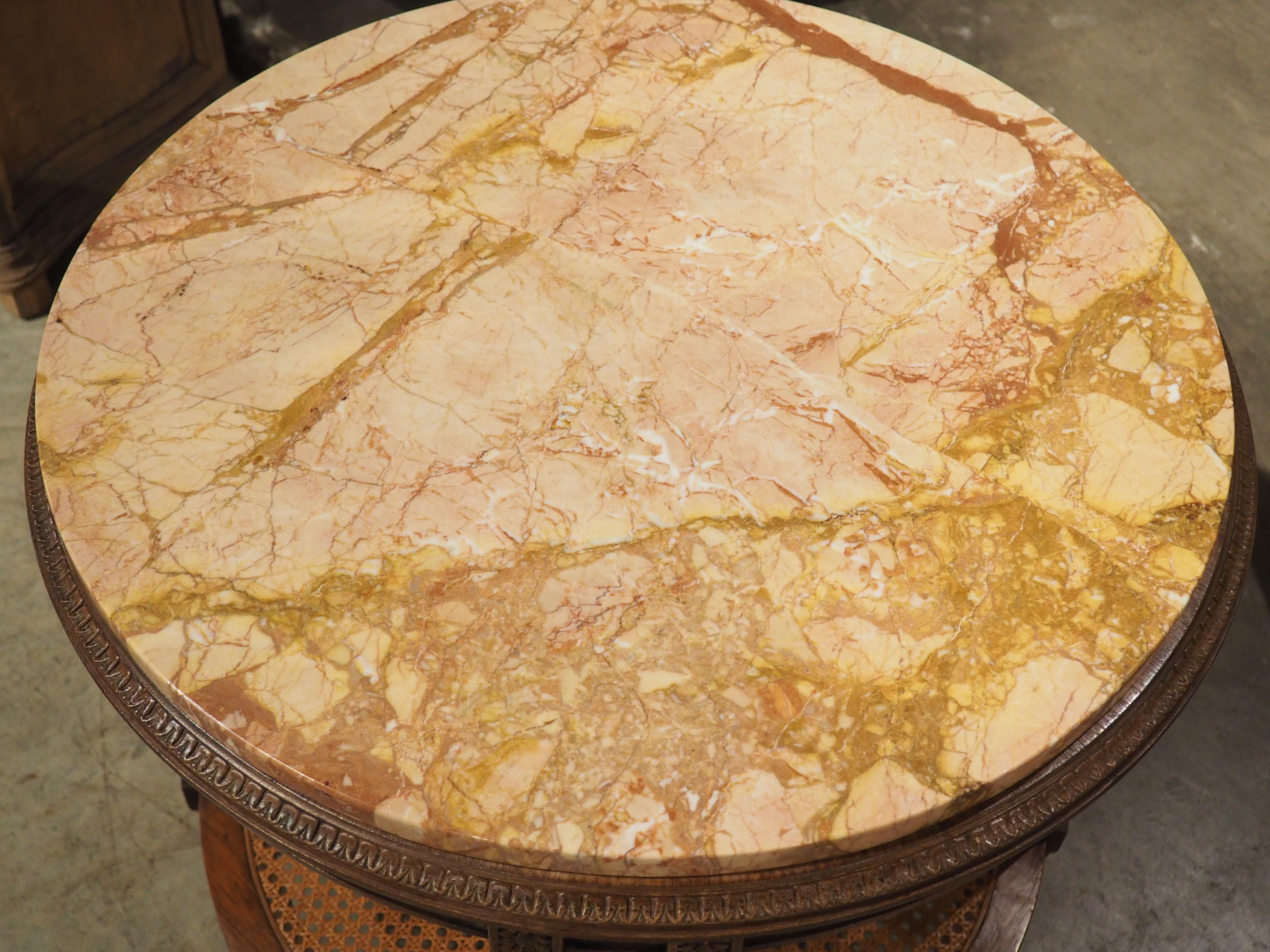 Mesa auxiliar francesa estilo Luis XVI de principios de 1900 con tapa de mármol y parte inferior en forma de bastón Caña en venta