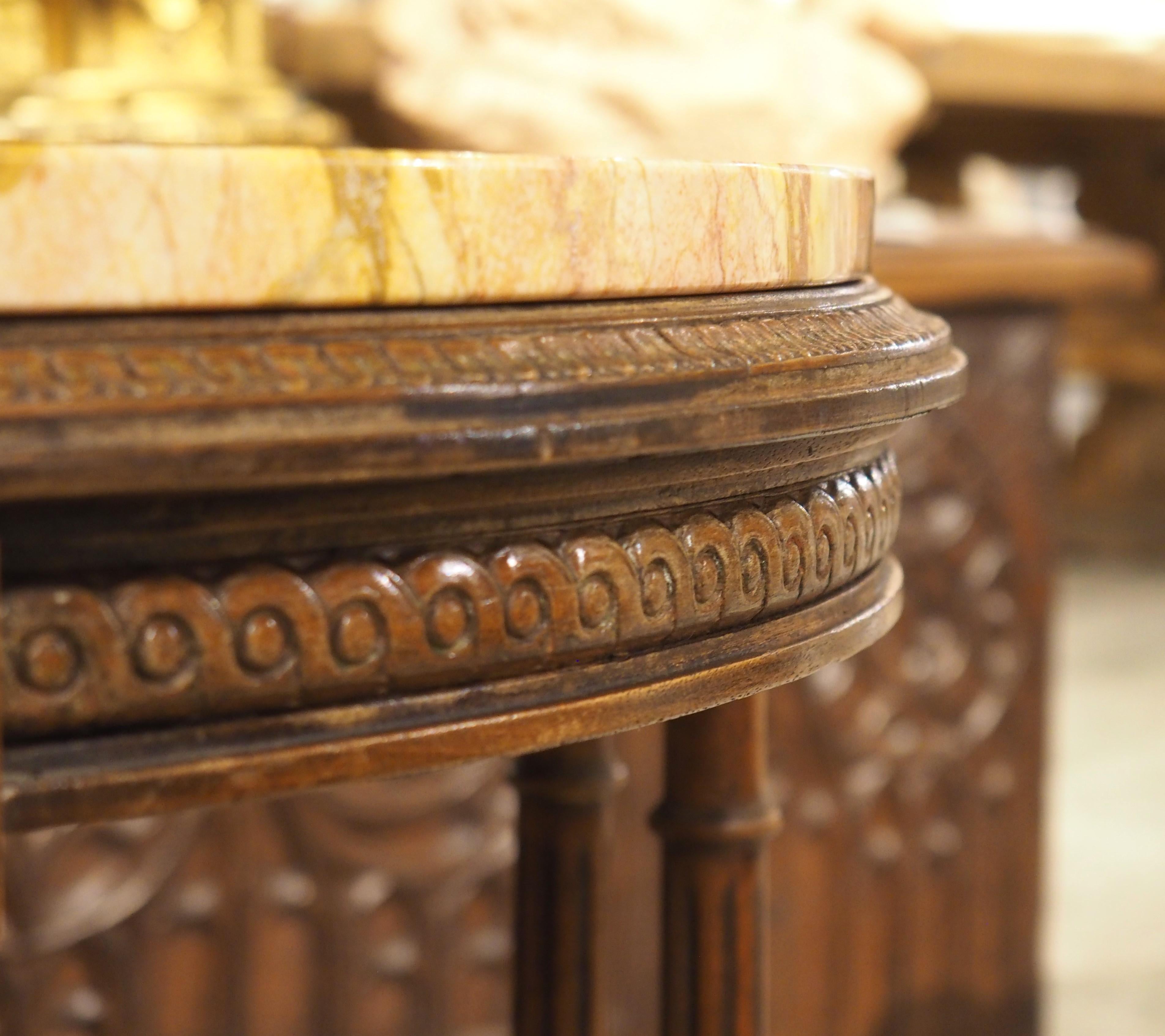 Mesa auxiliar francesa estilo Luis XVI de principios de 1900 con tapa de mármol y parte inferior en forma de bastón siglo XX en venta