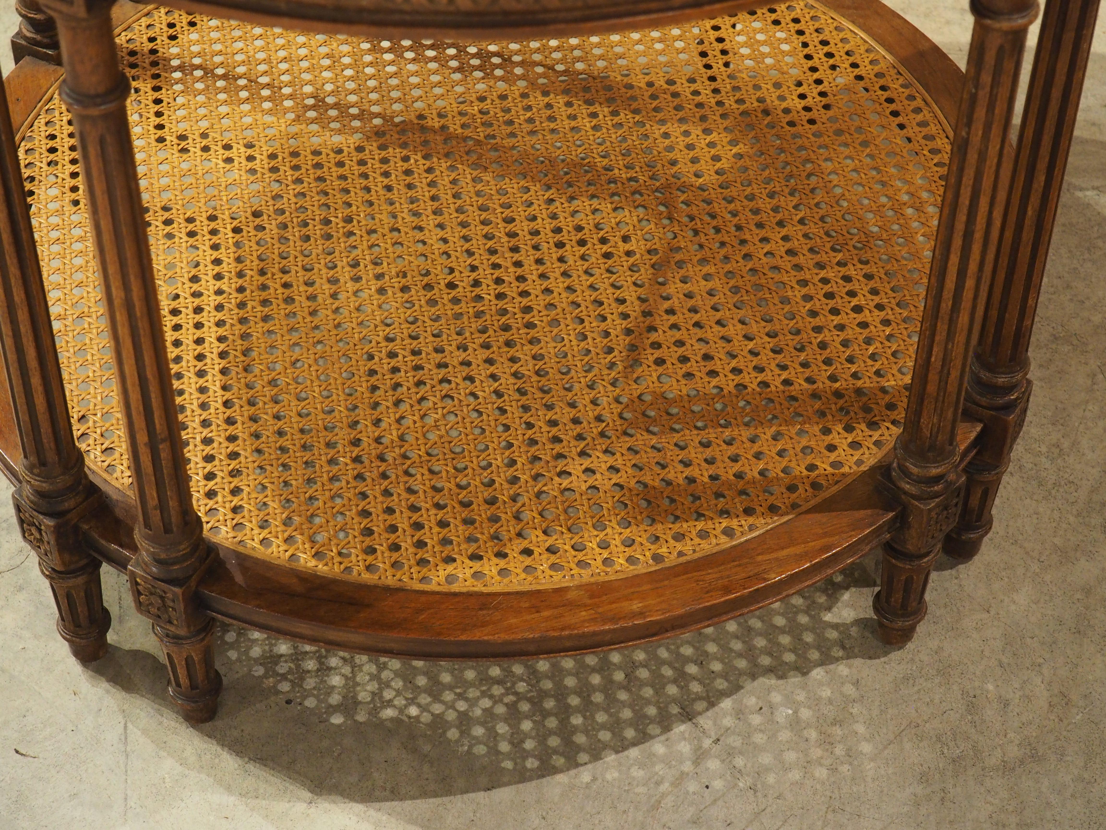 Mesa auxiliar francesa estilo Luis XVI de principios de 1900 con tapa de mármol y parte inferior en forma de bastón Mármol en venta
