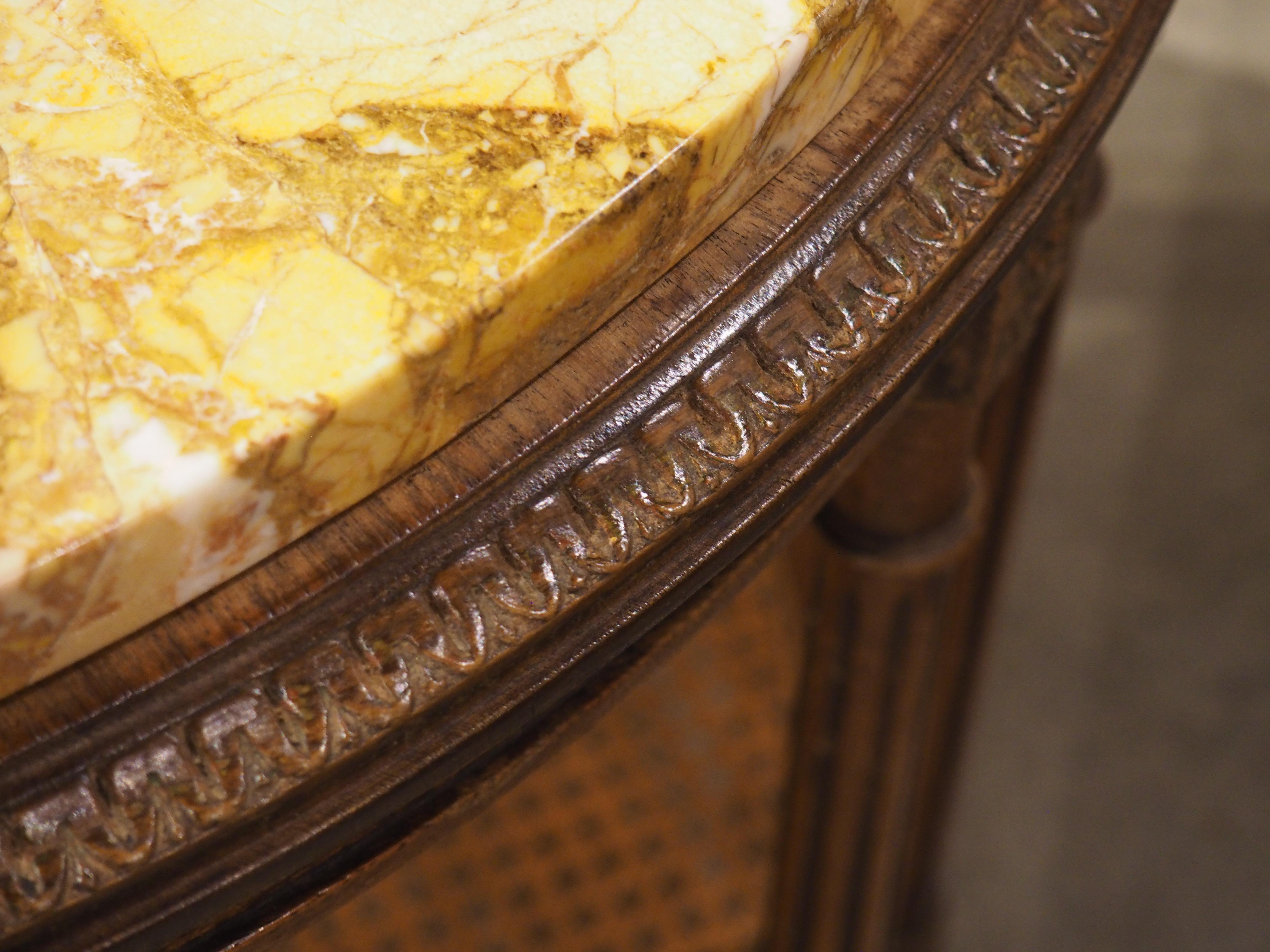 Mesa auxiliar francesa estilo Luis XVI de principios de 1900 con tapa de mármol y parte inferior en forma de bastón en venta 1