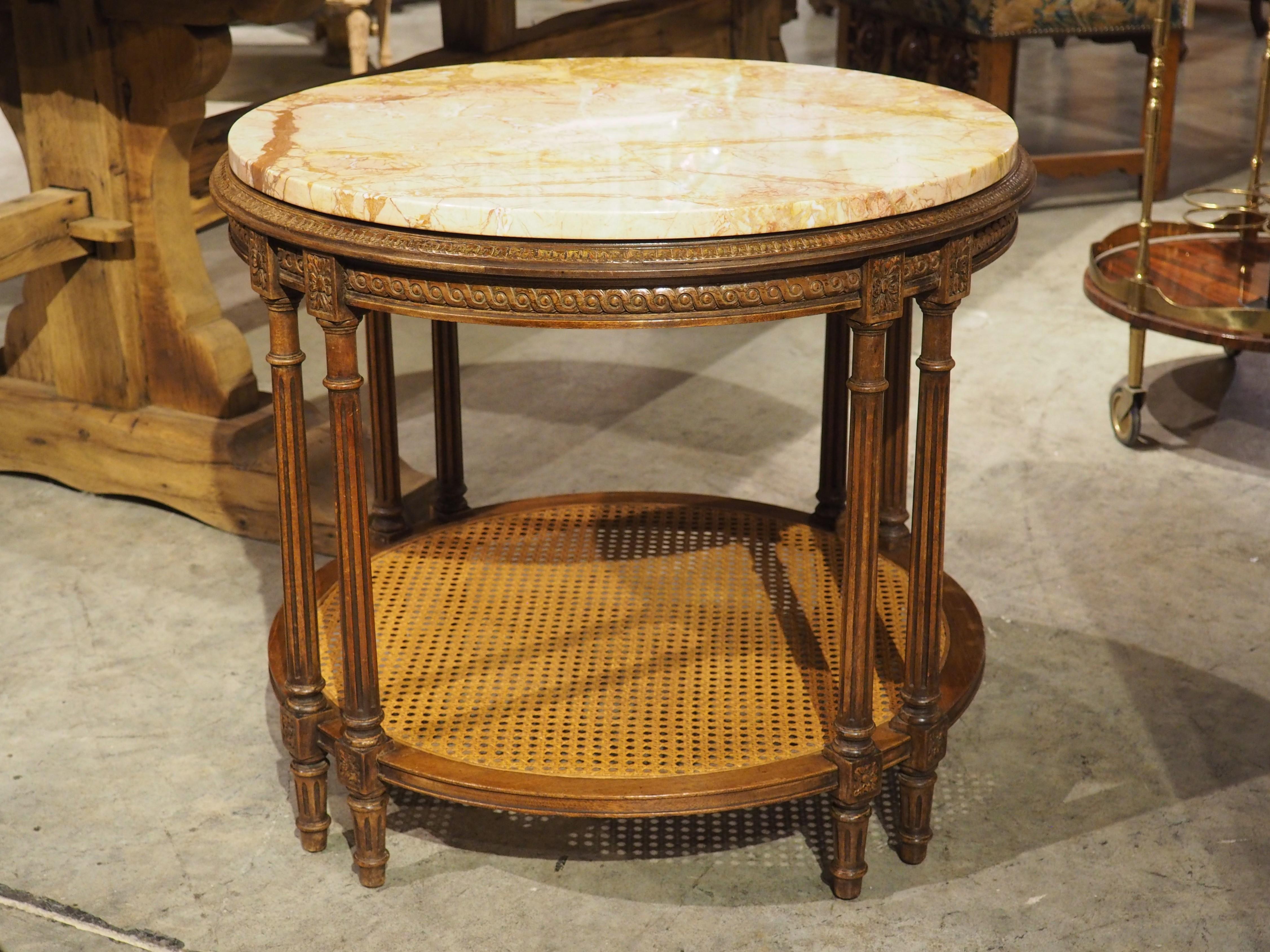 Mesa auxiliar francesa estilo Luis XVI de principios de 1900 con tapa de mármol y parte inferior en forma de bastón en venta 2