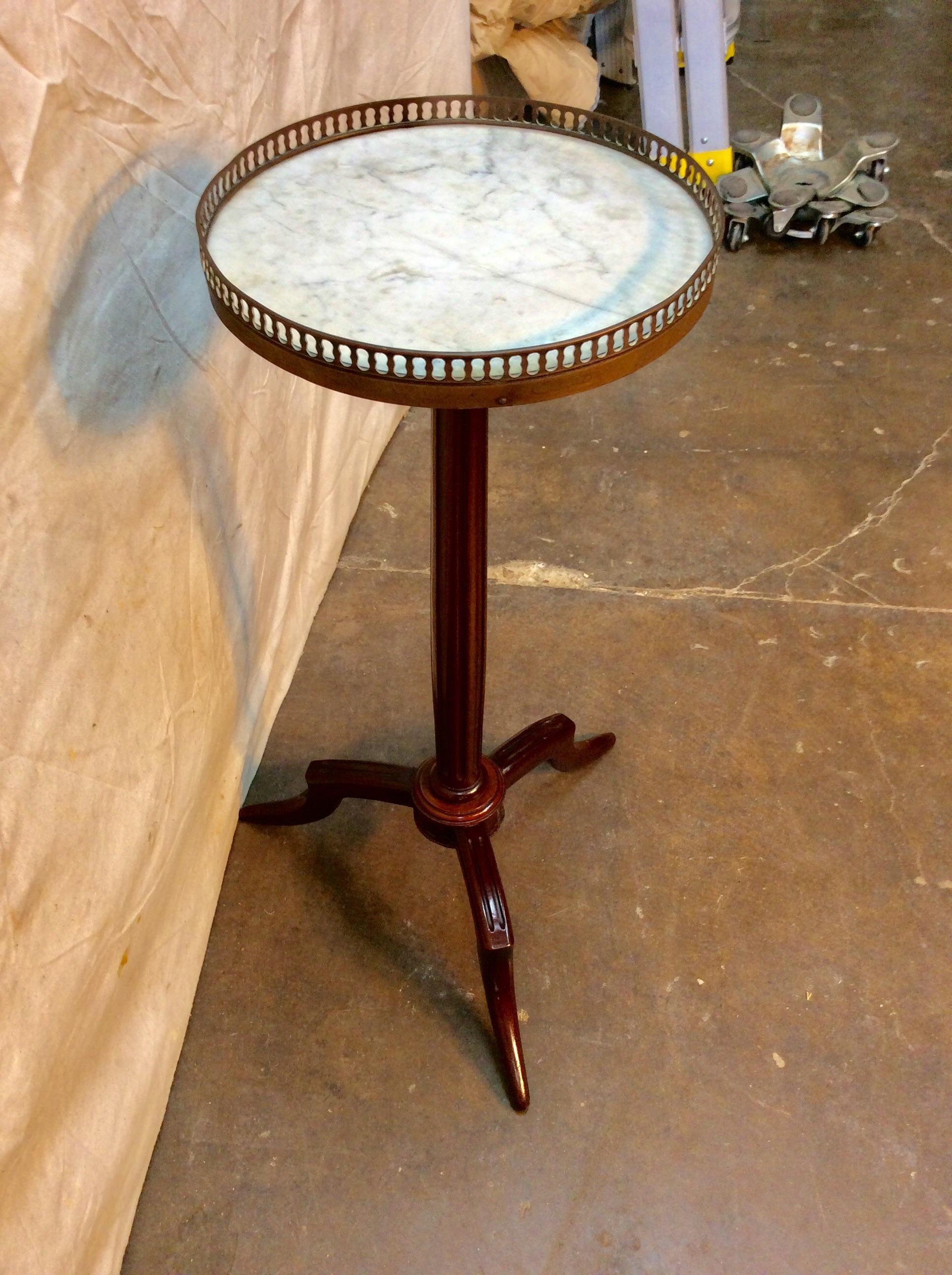Early 1900s French Mahogany Drink Table with Marble Top and Brass Gallery 6